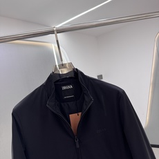 Zegna25秋冬款薄棉夹克 Zegna这款外套选用品牌经典版型。面料挺括有型,自带细腻光泽,呈 Zegna25秋冬款薄棉夹克 Zegna这款外套选用品牌经典版型。面料挺括有型,自带细腻光泽,呈