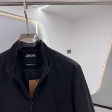 Zegna25秋冬款薄棉夹克 Zegna这款外套选用品牌经典版型。面料挺括有型,自带细腻光泽,呈 Zegna25秋冬款薄棉夹克 Zegna这款外套选用品牌经典版型。面料挺括有型,自带细腻光泽,呈