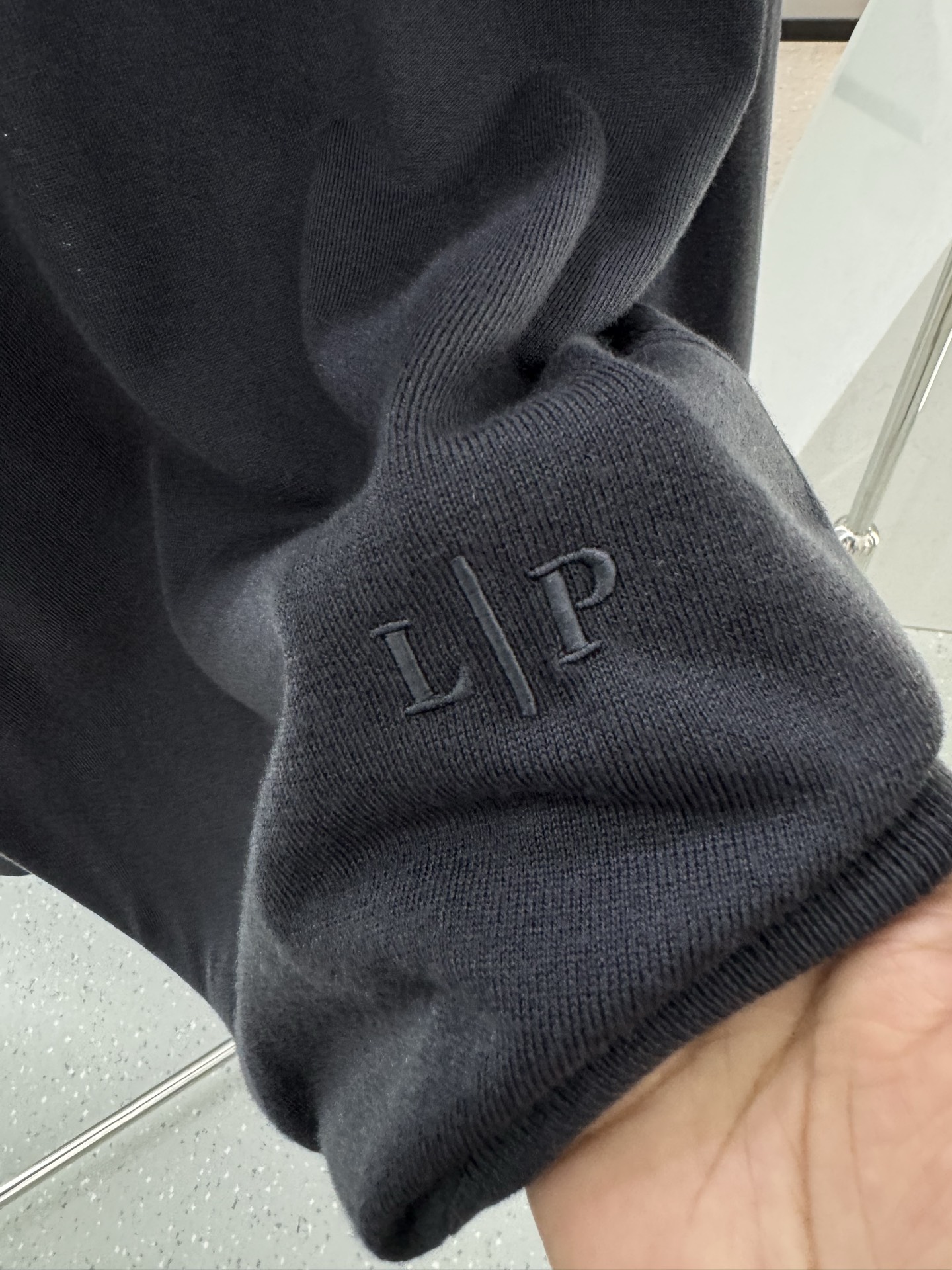 lP🆕家 2025秋冬最新经典字母绣标男士半开扣圆领毛衣，圆领套头款式，门襟三粒纽扣，时髦而优雅，左侧下