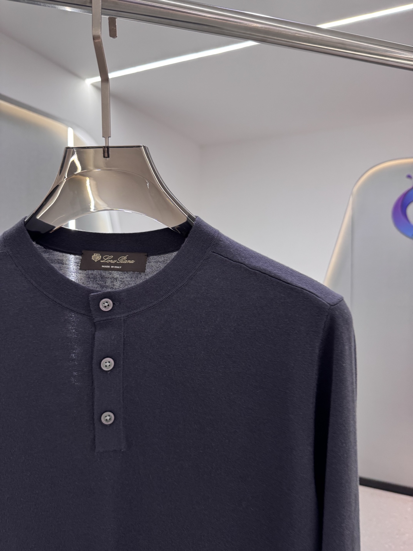 lP🆕家 2025秋冬最新经典字母绣标男士半开扣圆领毛衣，圆领套头款式，门襟三粒纽扣，时髦而优雅，左侧下