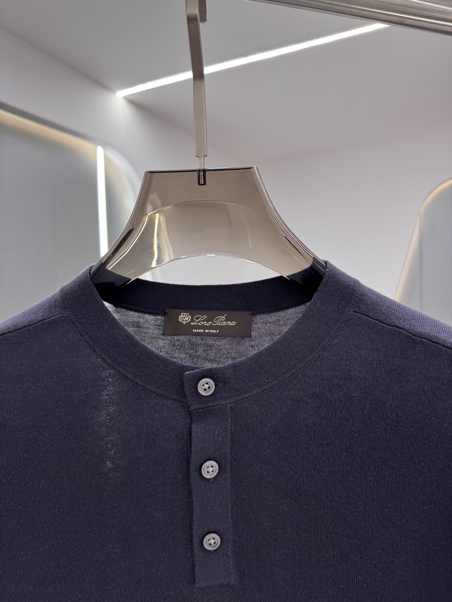 lP🆕家 2025秋冬最新经典字母绣标男士半开扣圆领毛衣，圆领套头款式，门襟三粒纽扣，时髦而优雅，左侧下