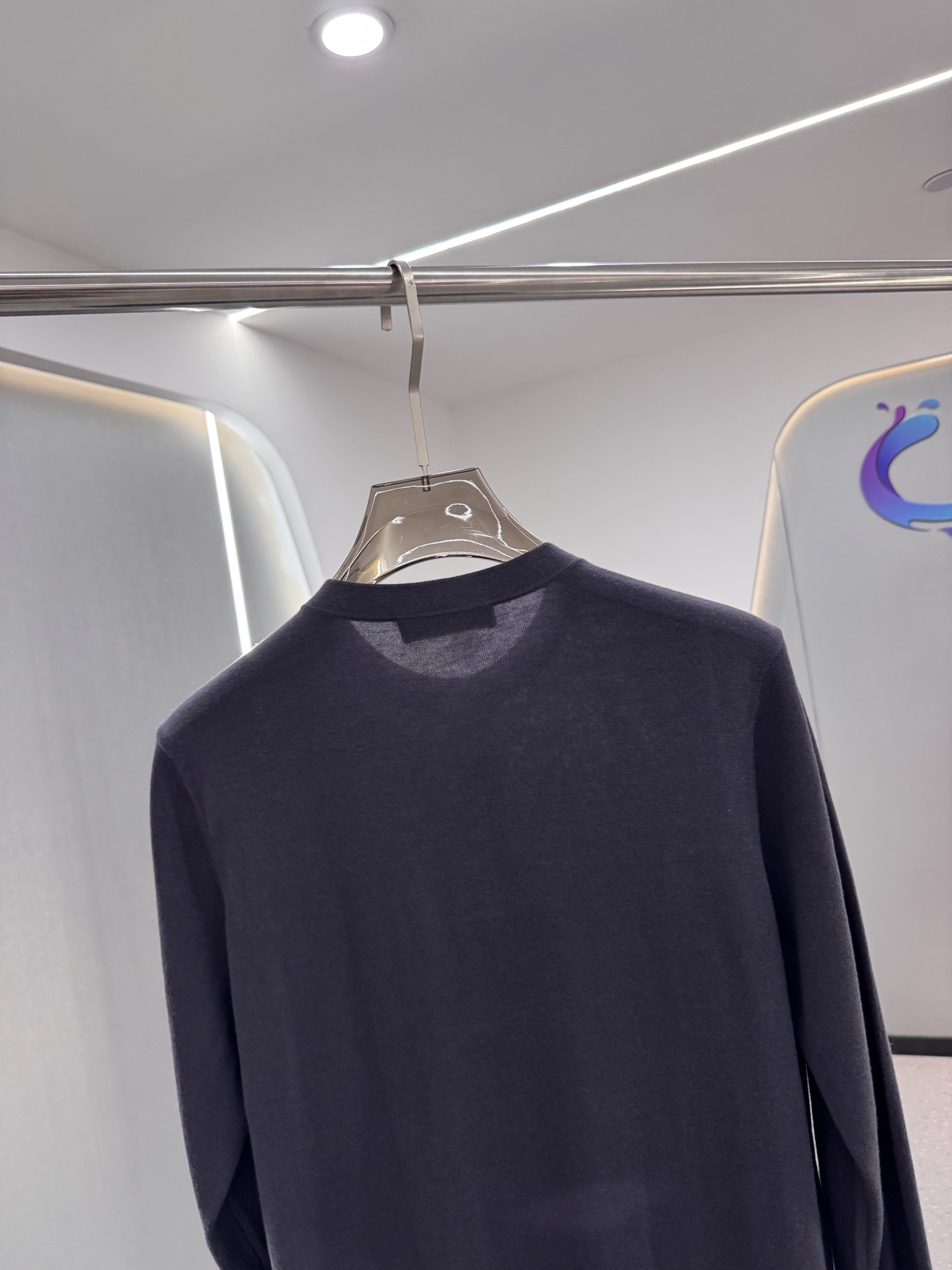 lP🆕家 2025秋冬最新经典字母绣标男士半开扣圆领毛衣，圆领套头款式，门襟三粒纽扣，时髦而优雅，左侧下