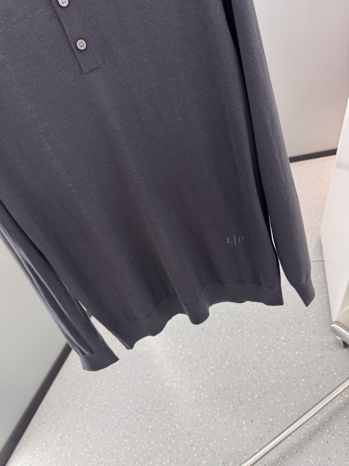 lP🆕家 2025秋冬最新经典字母绣标男士半开扣圆领毛衣，圆领套头款式，门襟三粒纽扣，时髦而优雅，左侧下