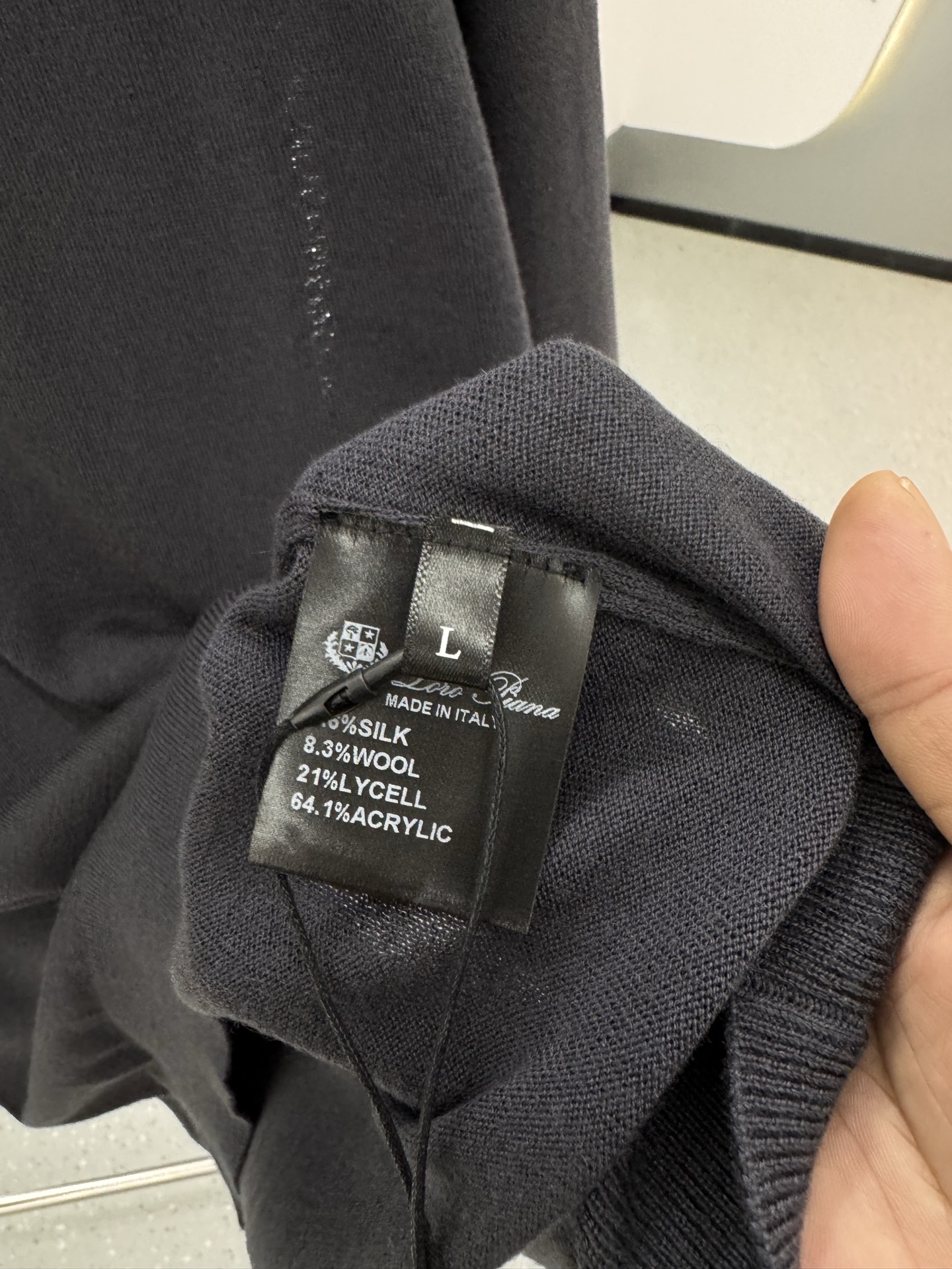 lP🆕家 2025秋冬最新经典字母绣标男士半开扣圆领毛衣，圆领套头款式，门襟三粒纽扣，时髦而优雅，左侧下