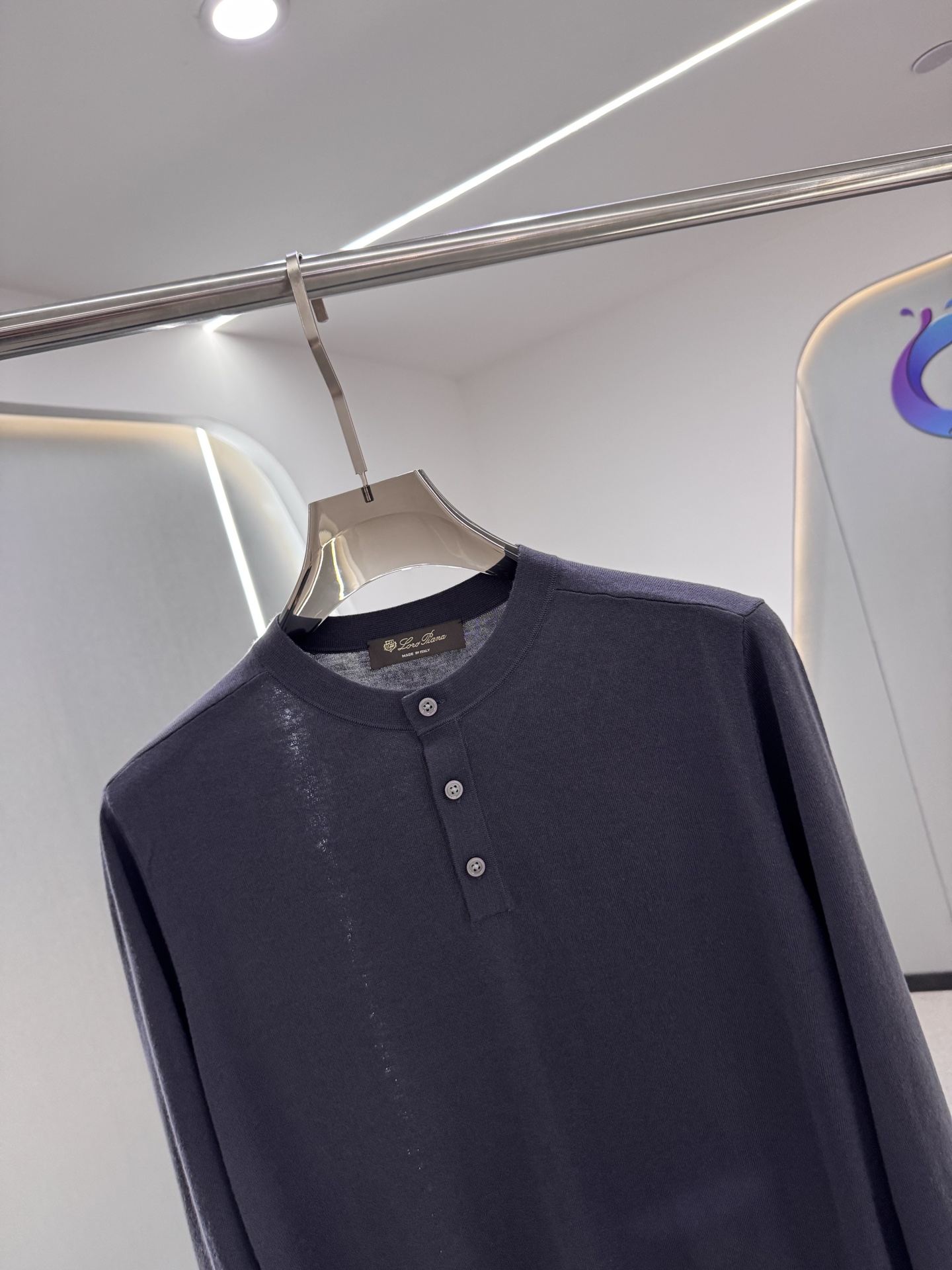 lP🆕家 2025秋冬最新经典字母绣标男士半开扣圆领毛衣，圆领套头款式，门襟三粒纽扣，时髦而优雅，左侧下