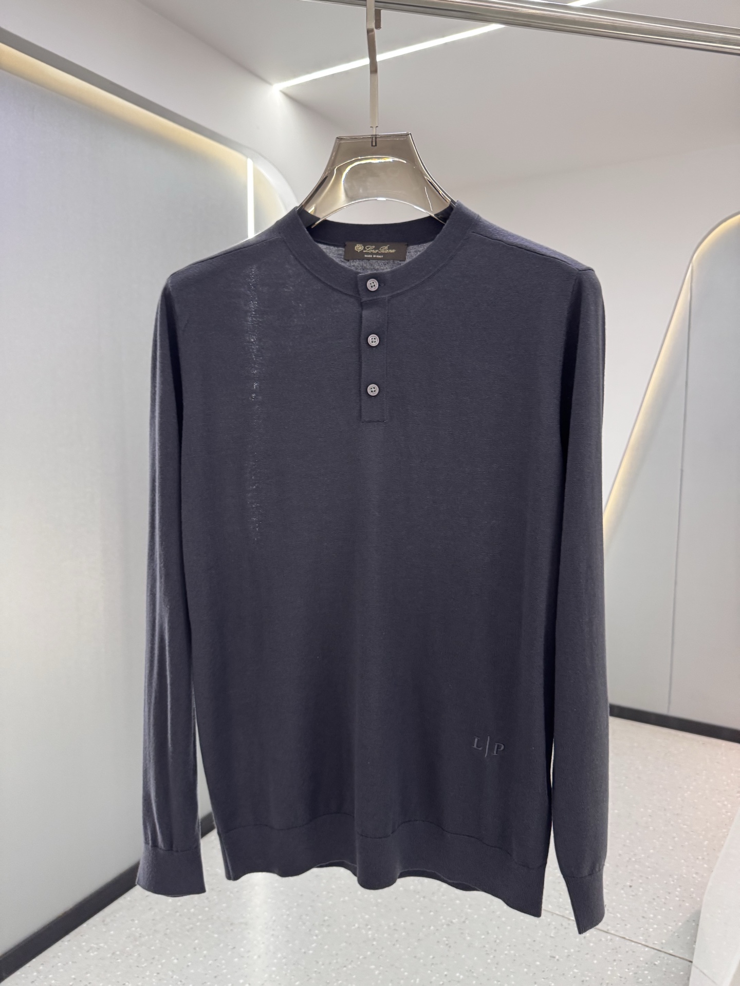 lP🆕家 2025秋冬最新经典字母绣标男士半开扣圆领毛衣，圆领套头款式，门襟三粒纽扣，时髦而优雅，左侧下