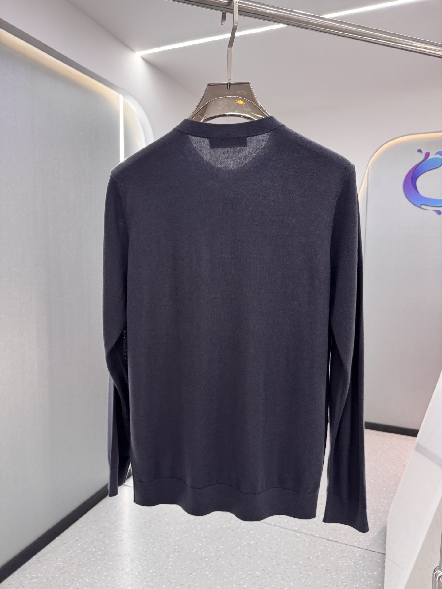 lP🆕家 2025秋冬最新经典字母绣标男士半开扣圆领毛衣，圆领套头款式，门襟三粒纽扣，时髦而优雅，左侧下