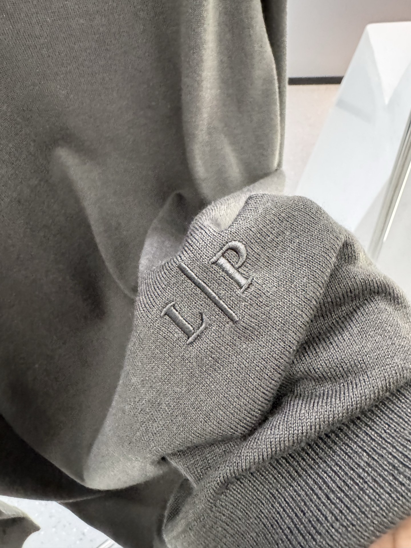 lP🆕家 2025秋冬最新经典字母绣标男士半开扣圆领毛衣，圆领套头款式，门襟三粒纽扣，时髦而优雅，左侧下