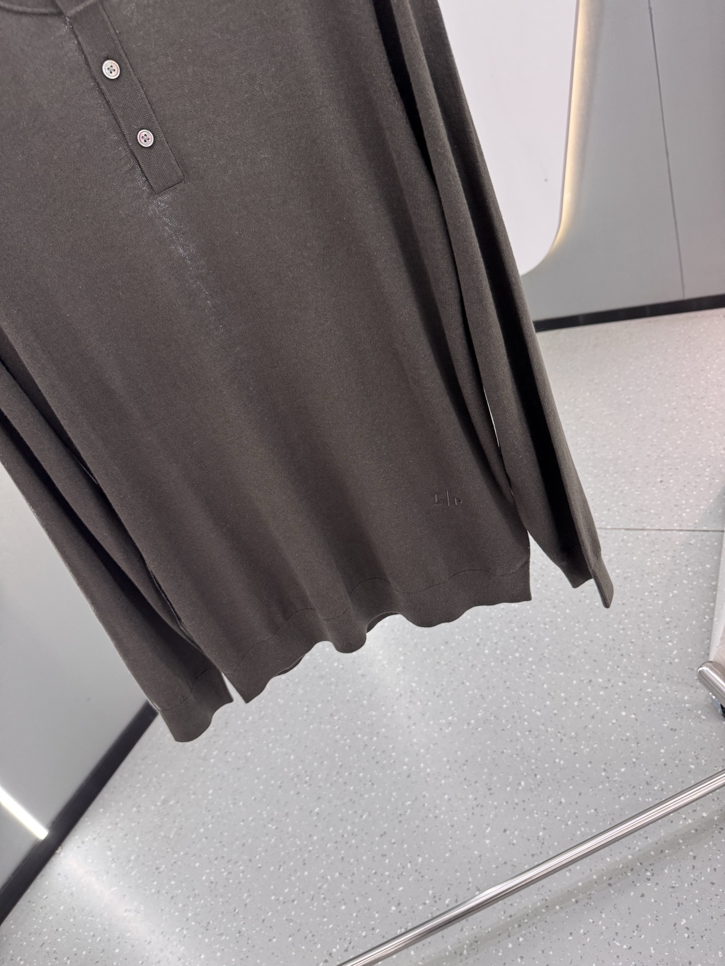 lP🆕家 2025秋冬最新经典字母绣标男士半开扣圆领毛衣，圆领套头款式，门襟三粒纽扣，时髦而优雅，左侧下