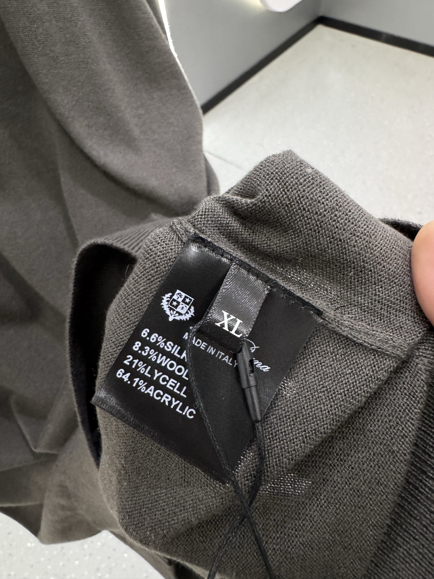 lP🆕家 2025秋冬最新经典字母绣标男士半开扣圆领毛衣，圆领套头款式，门襟三粒纽扣，时髦而优雅，左侧下