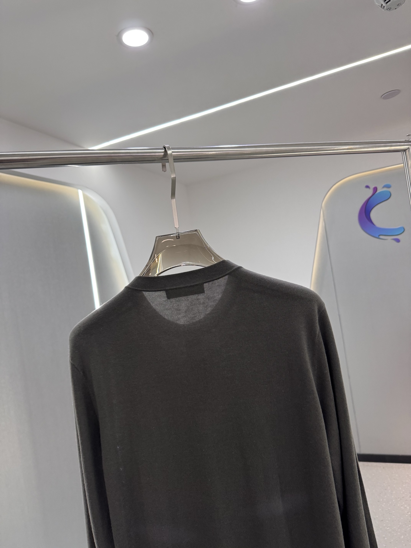 lP🆕家 2025秋冬最新经典字母绣标男士半开扣圆领毛衣，圆领套头款式，门襟三粒纽扣，时髦而优雅，左侧下