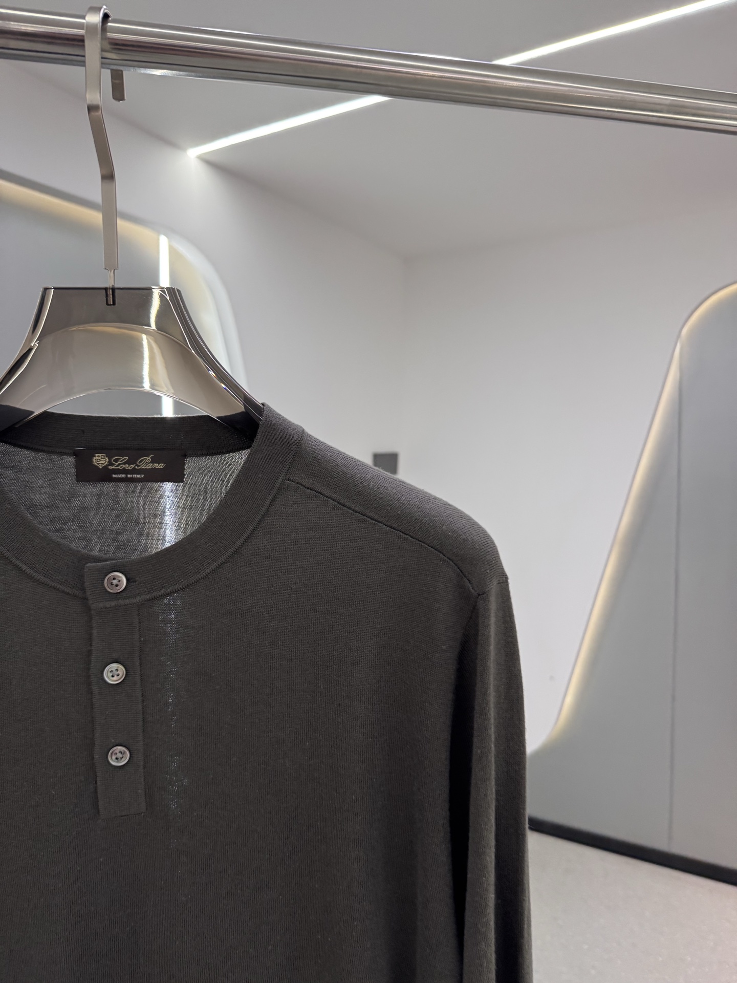 lP🆕家 2025秋冬最新经典字母绣标男士半开扣圆领毛衣，圆领套头款式，门襟三粒纽扣，时髦而优雅，左侧下