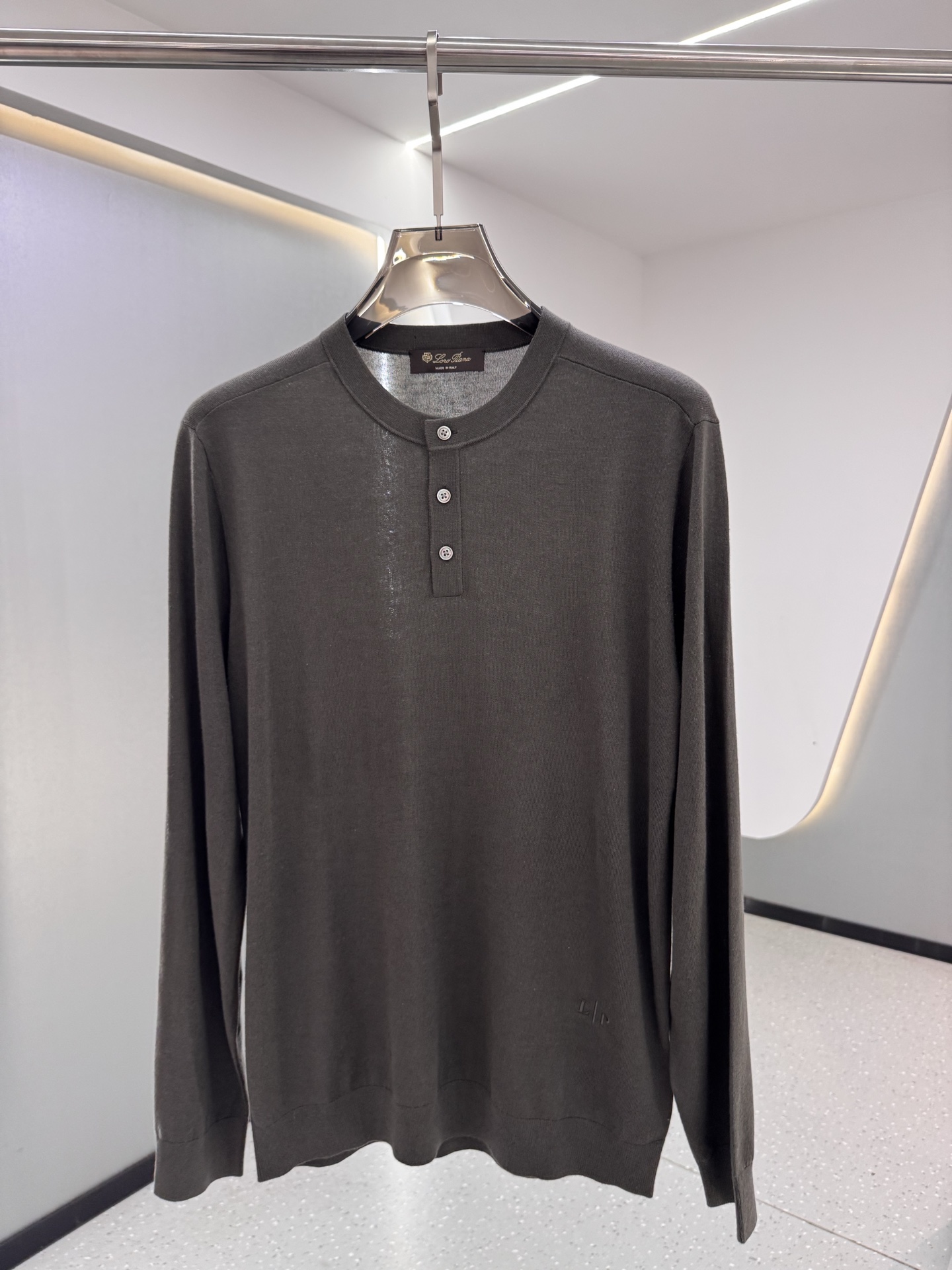 lP🆕家 2025秋冬最新经典字母绣标男士半开扣圆领毛衣，圆领套头款式，门襟三粒纽扣，时髦而优雅，左侧下