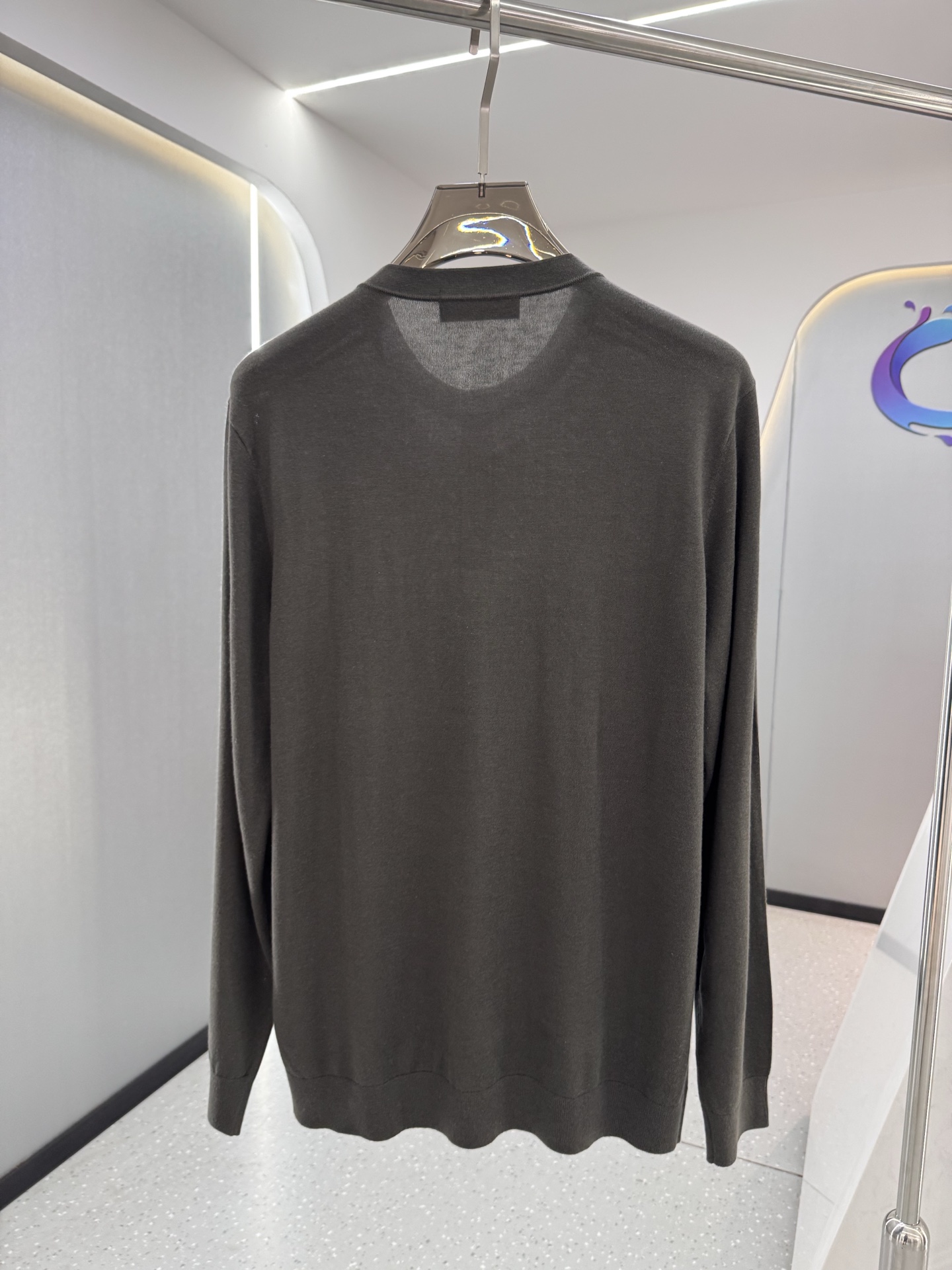 lP🆕家 2025秋冬最新经典字母绣标男士半开扣圆领毛衣，圆领套头款式，门襟三粒纽扣，时髦而优雅，左侧下