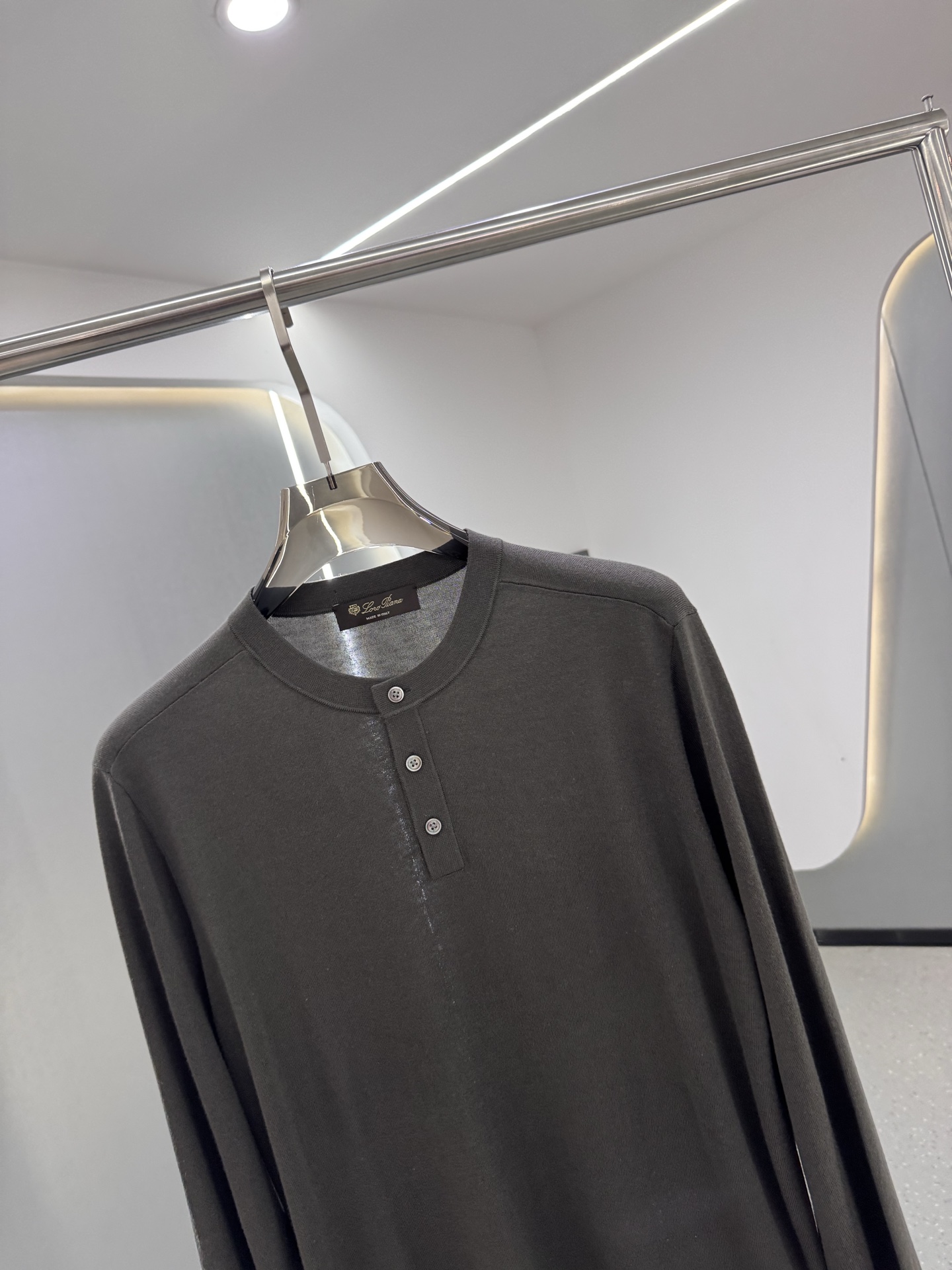 lP🆕家 2025秋冬最新经典字母绣标男士半开扣圆领毛衣，圆领套头款式，门襟三粒纽扣，时髦而优雅，左侧下