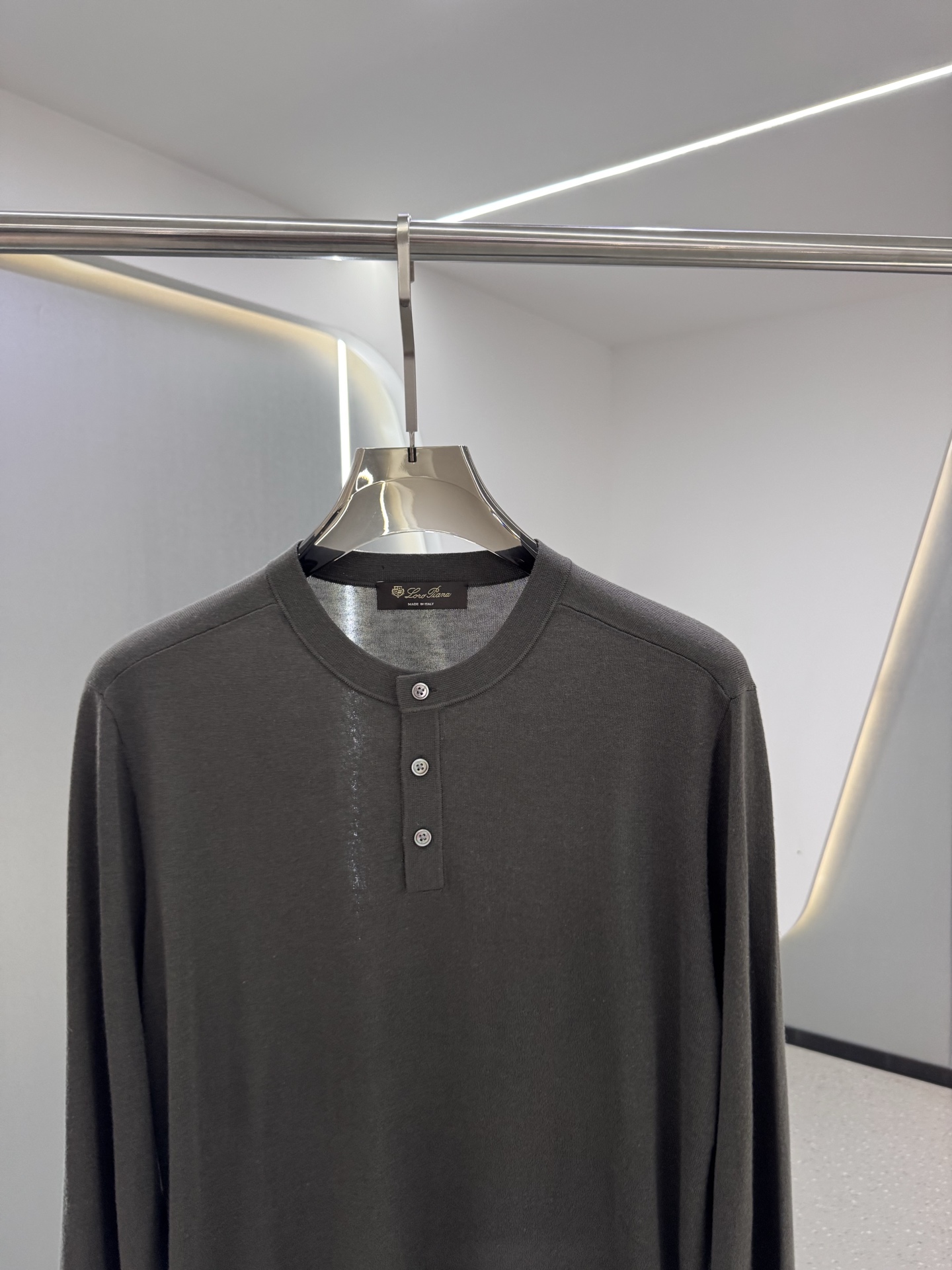 lP🆕家 2025秋冬最新经典字母绣标男士半开扣圆领毛衣，圆领套头款式，门襟三粒纽扣，时髦而优雅，左侧下