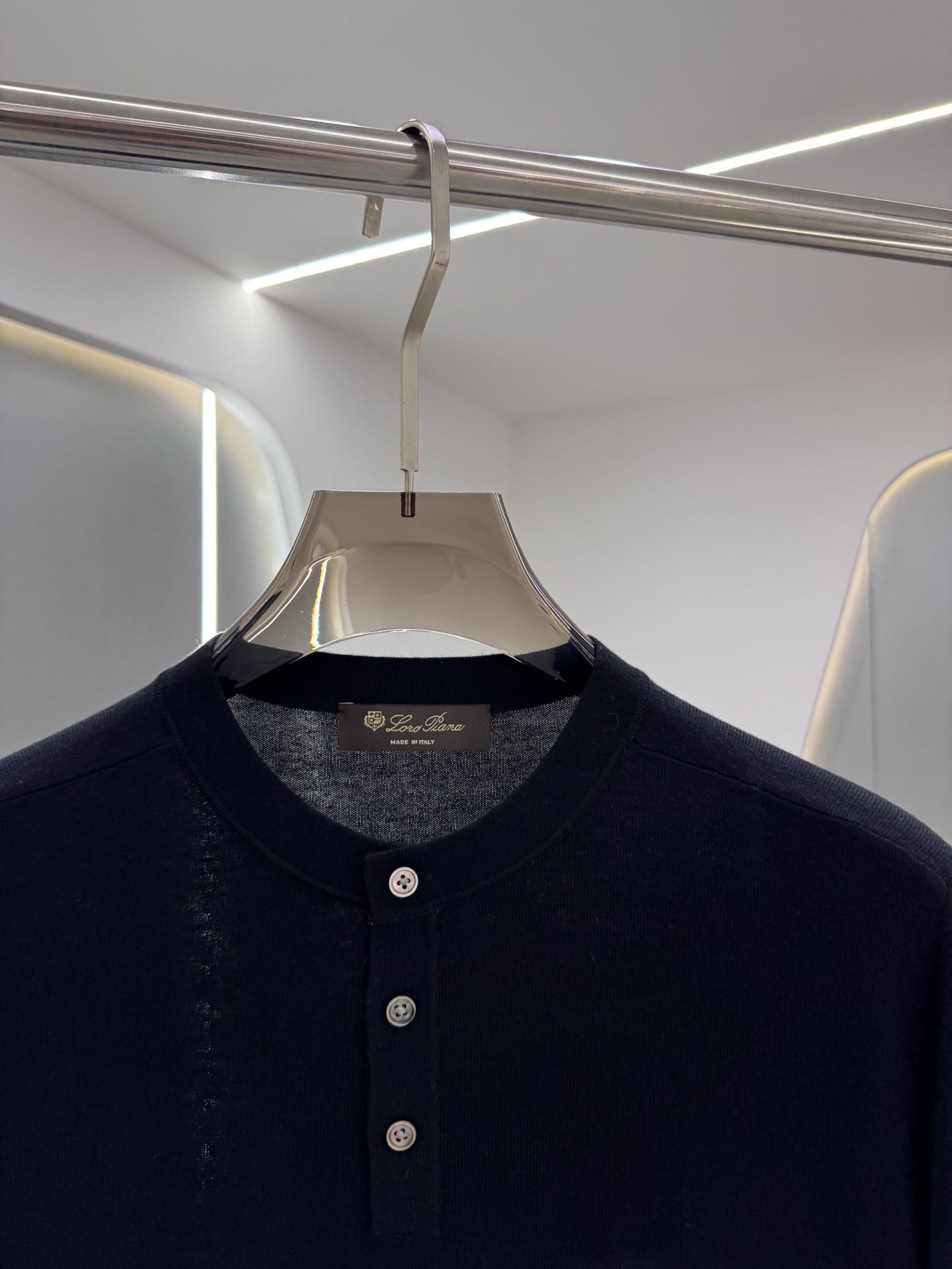 lP🆕家 2025秋冬最新经典字母绣标男士半开扣圆领毛衣，圆领套头款式，门襟三粒纽扣，时髦而优雅，左侧下