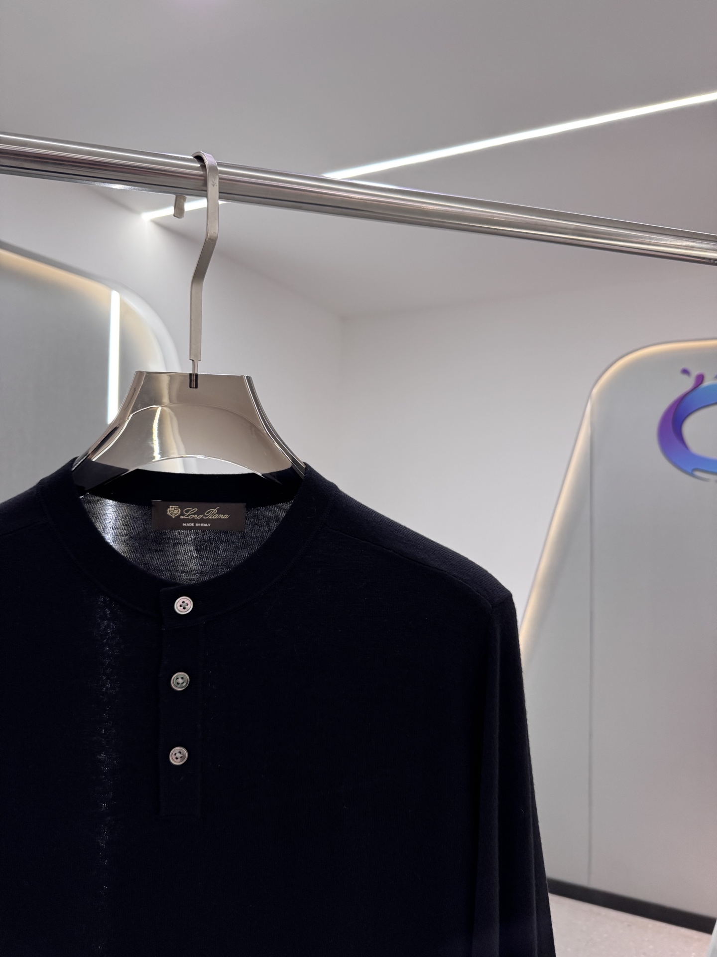 lP🆕家 2025秋冬最新经典字母绣标男士半开扣圆领毛衣，圆领套头款式，门襟三粒纽扣，时髦而优雅，左侧下