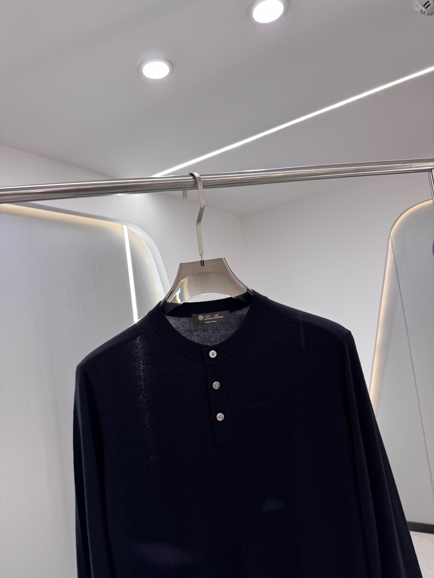 lP🆕家 2025秋冬最新经典字母绣标男士半开扣圆领毛衣，圆领套头款式，门襟三粒纽扣，时髦而优雅，左侧下