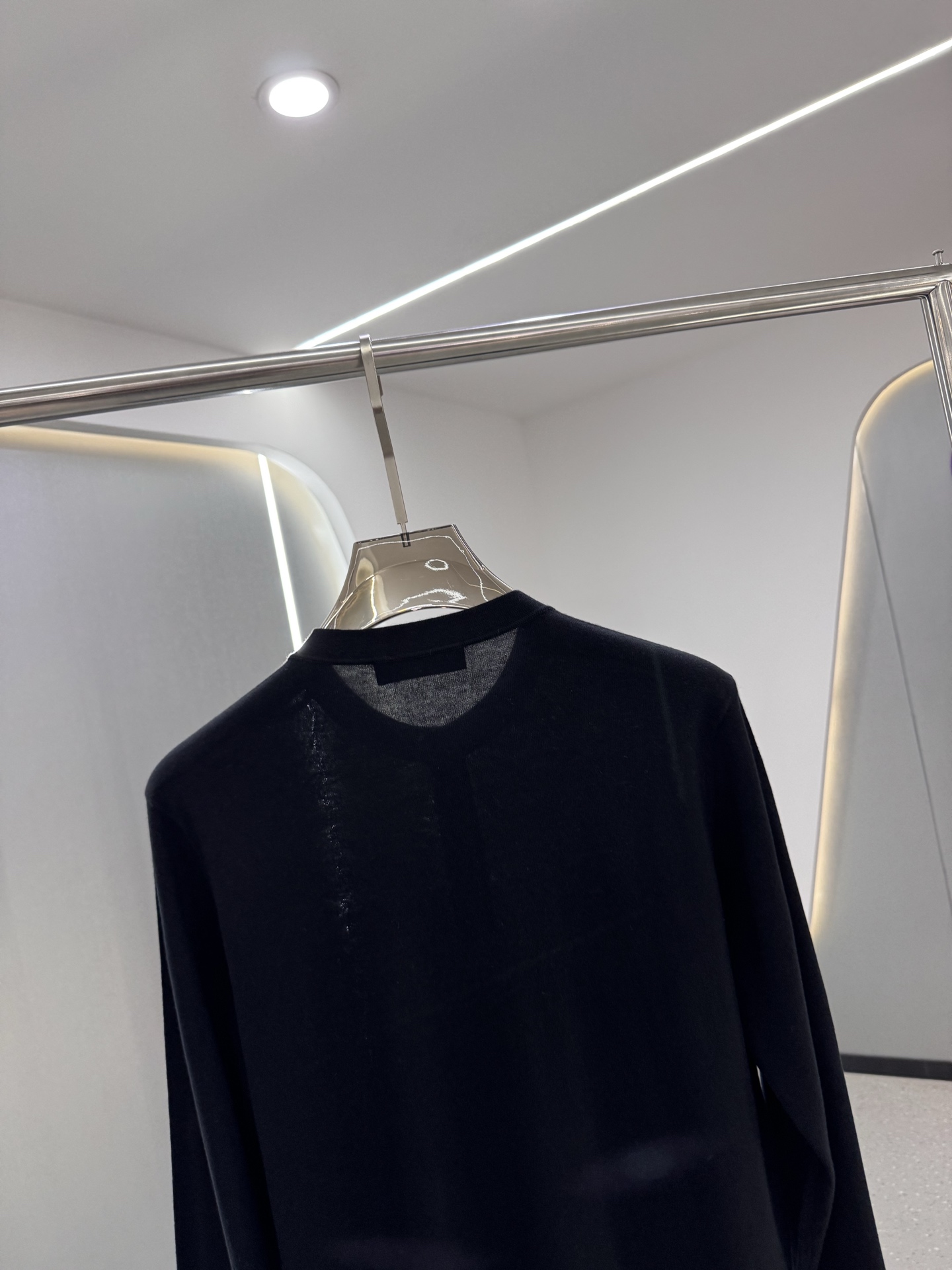 lP🆕家 2025秋冬最新经典字母绣标男士半开扣圆领毛衣，圆领套头款式，门襟三粒纽扣，时髦而优雅，左侧下