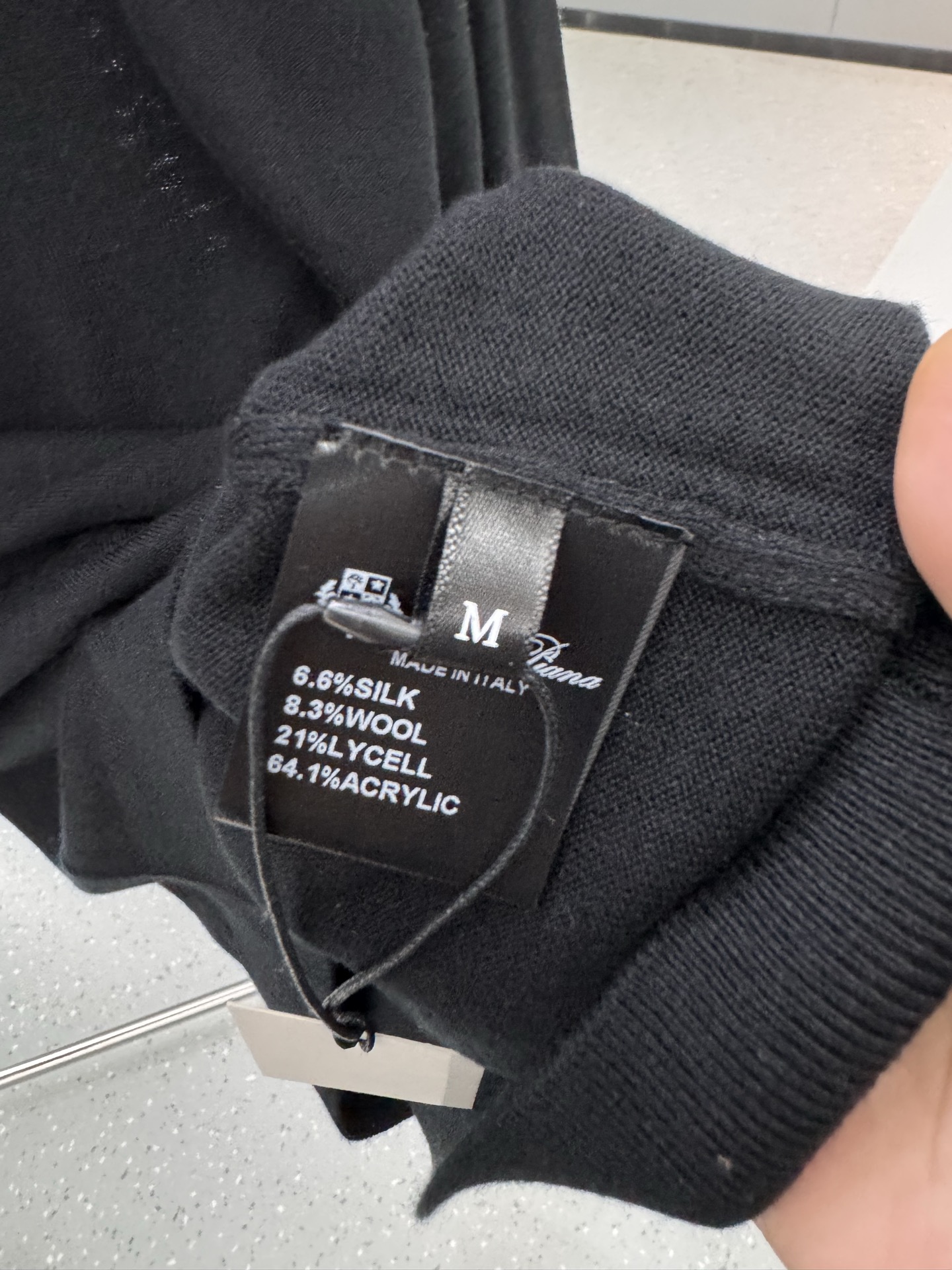 lP🆕家 2025秋冬最新经典字母绣标男士半开扣圆领毛衣，圆领套头款式，门襟三粒纽扣，时髦而优雅，左侧下