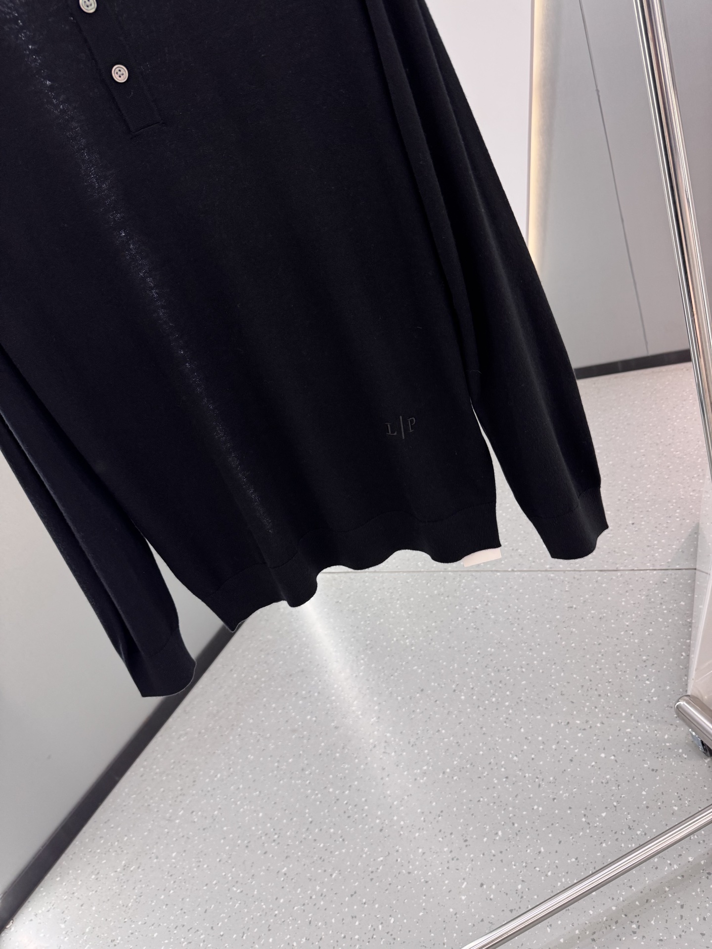 lP🆕家 2025秋冬最新经典字母绣标男士半开扣圆领毛衣，圆领套头款式，门襟三粒纽扣，时髦而优雅，左侧下