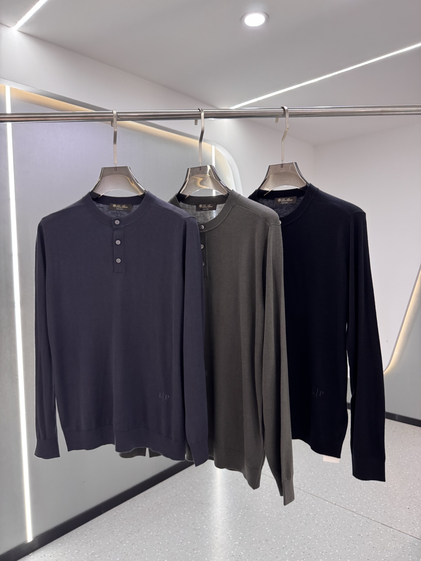 . 411562_270 411562_270 411562_270