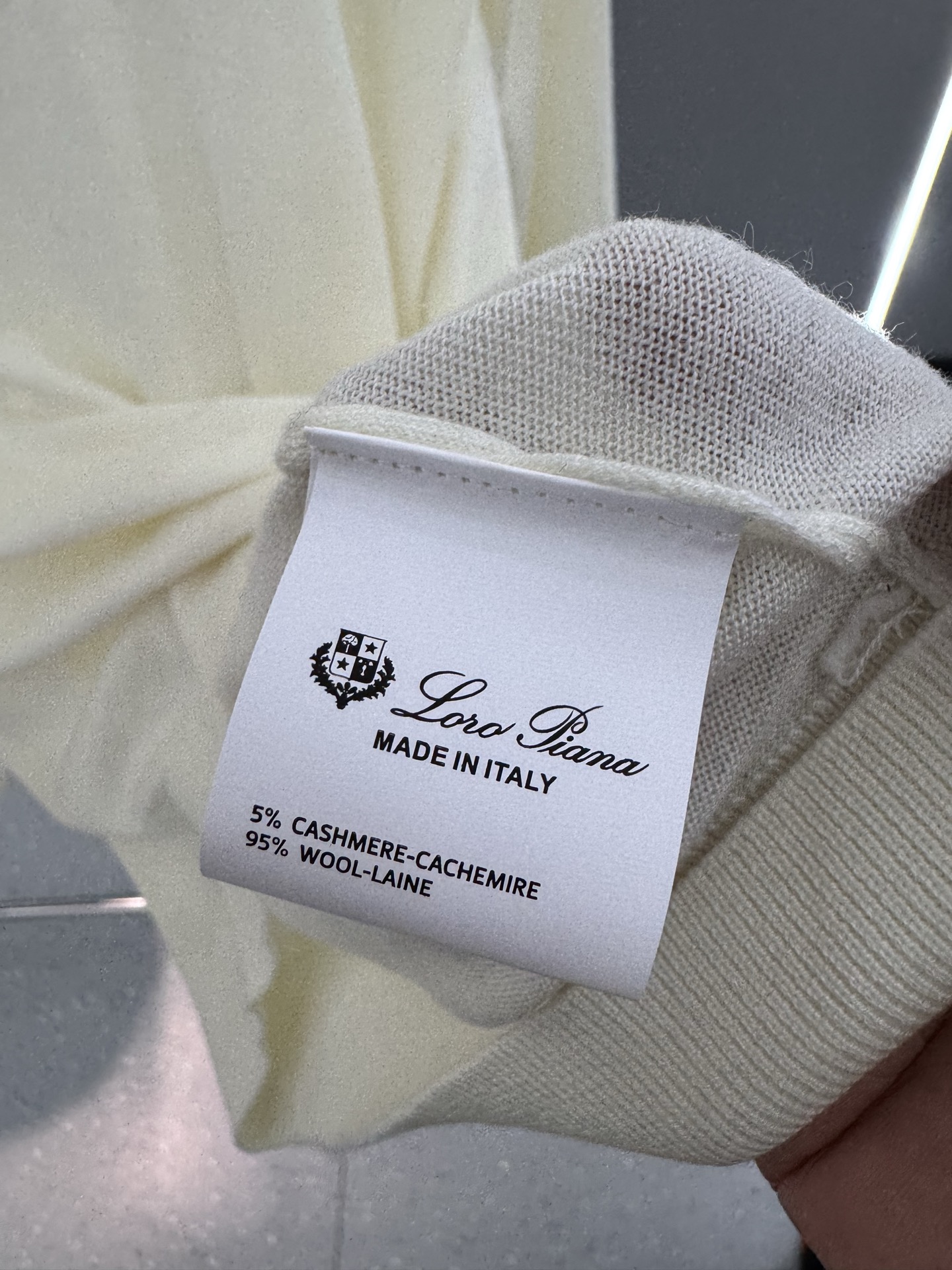 25秋冬新款 lP🆕男士翻领毛衣，羊毛羊绒混纺面料 高品质天然纤维加倍呵护肌肤。整件衣服手感细腻 软糯 