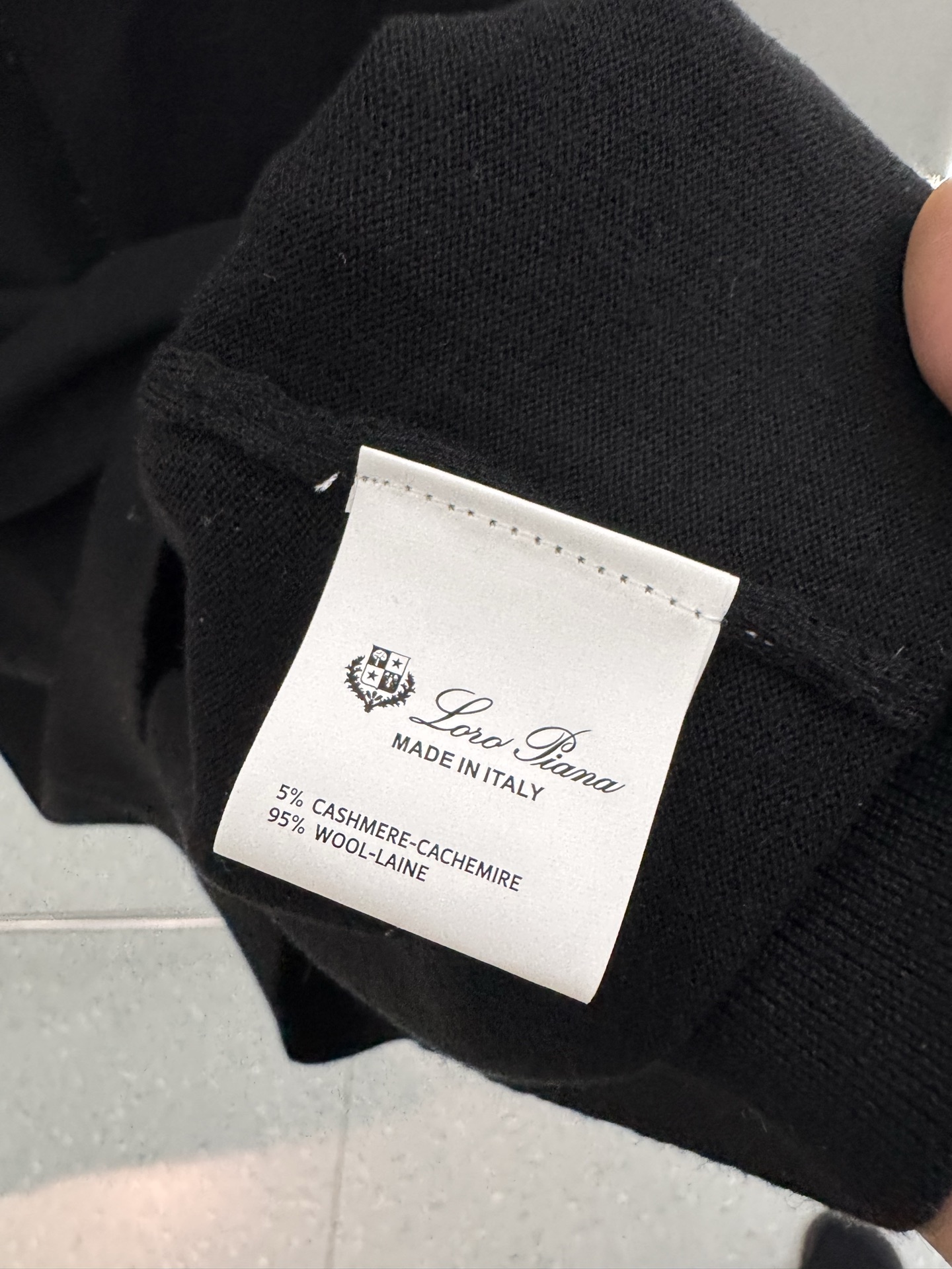 25秋冬新款 lP🆕男士翻领毛衣，羊毛羊绒混纺面料 高品质天然纤维加倍呵护肌肤。整件衣服手感细腻 软糯 