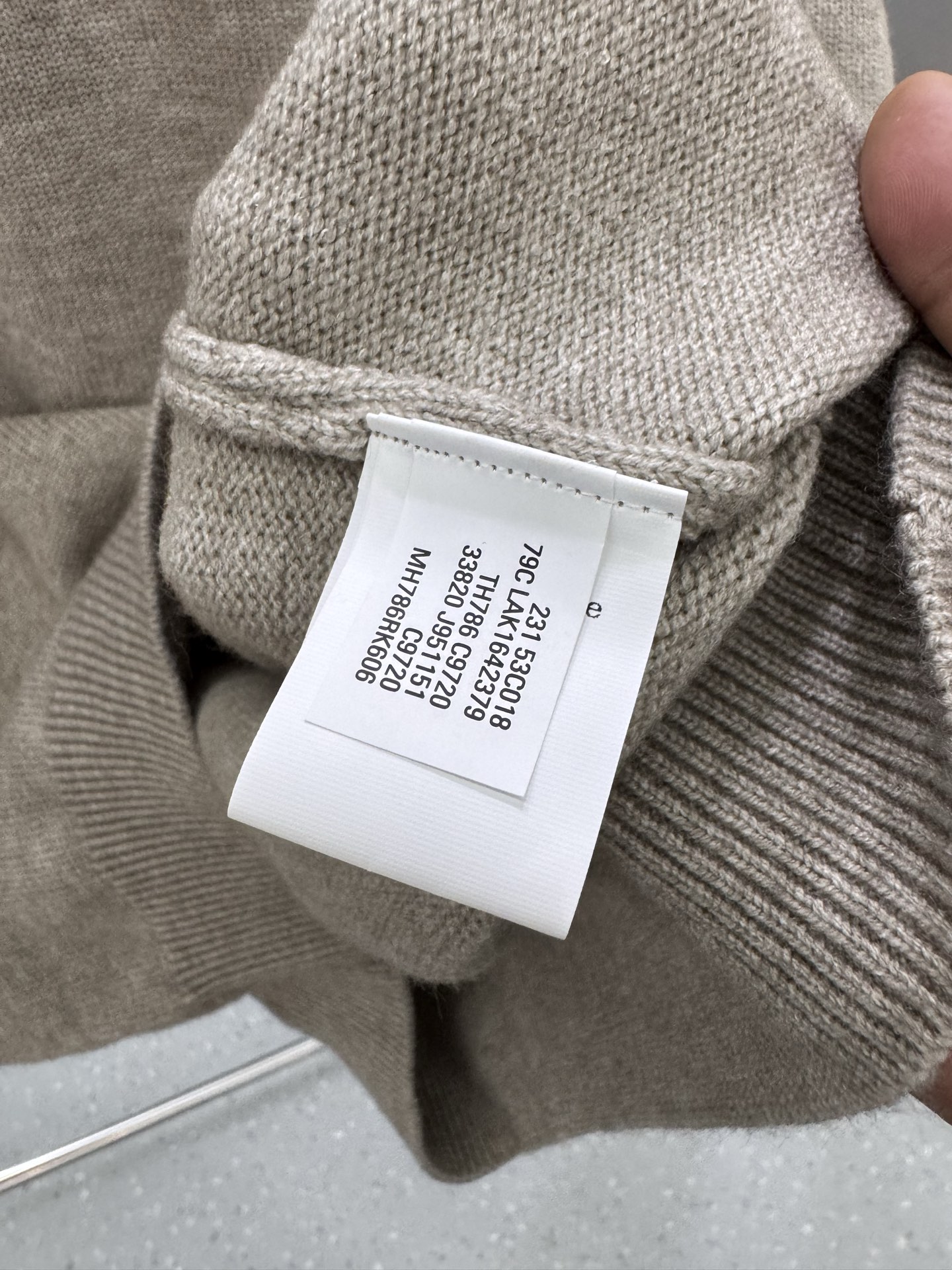 25秋冬新款 BC男士翻领毛衣，羊毛羊绒混纺面料 高品质天然纤维加倍呵护肌肤。整件衣服手感细腻 软糯 绵