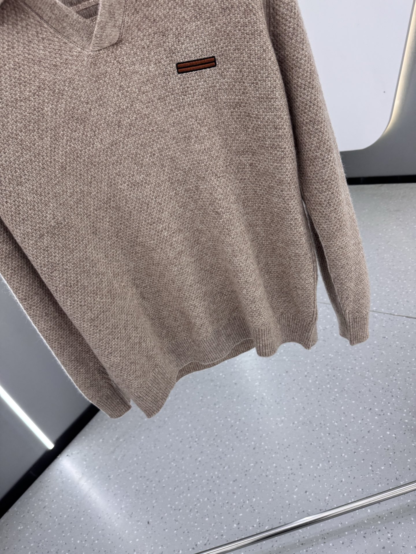 25秋冬新款 BC男士翻领毛衣，羊毛羊绒混纺面料 高品质天然纤维加倍呵护肌肤。整件衣服手感细腻 软糯 绵