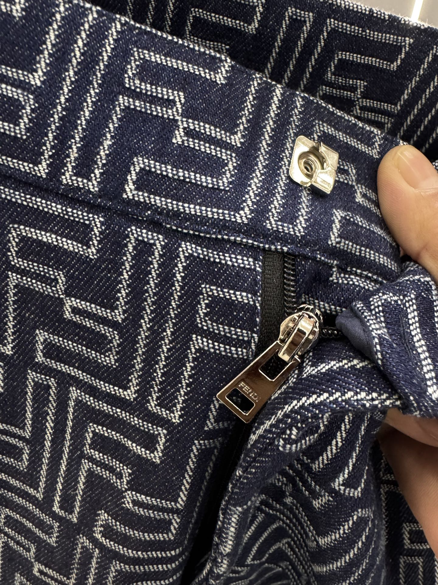 P270  25秋冬新款 Fendi芬迪闪电帆布休闲时尚，以其独特的设计理念和精湛的工艺，成为都市休闲风尚的新宠。采用高品质帆布面料，融合经典牛仔蓝，既保留了牛仔的复古韵味，又增添了帆布的耐用与透气特性。裤身巧妙融入闪电图案元素，为整体造型增添一抹前卫与不羁，彰显个性风采。版型宽松舒适，剪裁流畅，无论是搭配简约还是休闲，都能轻松驾驭，展现随性自然的休闲态度。无论是周末出游还是日常出行，这款闪电帆布休闲时尚都能让你成为街头最亮眼的风景线。它不仅仅是一条，更是一种自由、不羁生活态度的表达，让你在每一步行走中，都能感受到那份来自内心的力量与自信。
现货发售：蓝色48-56