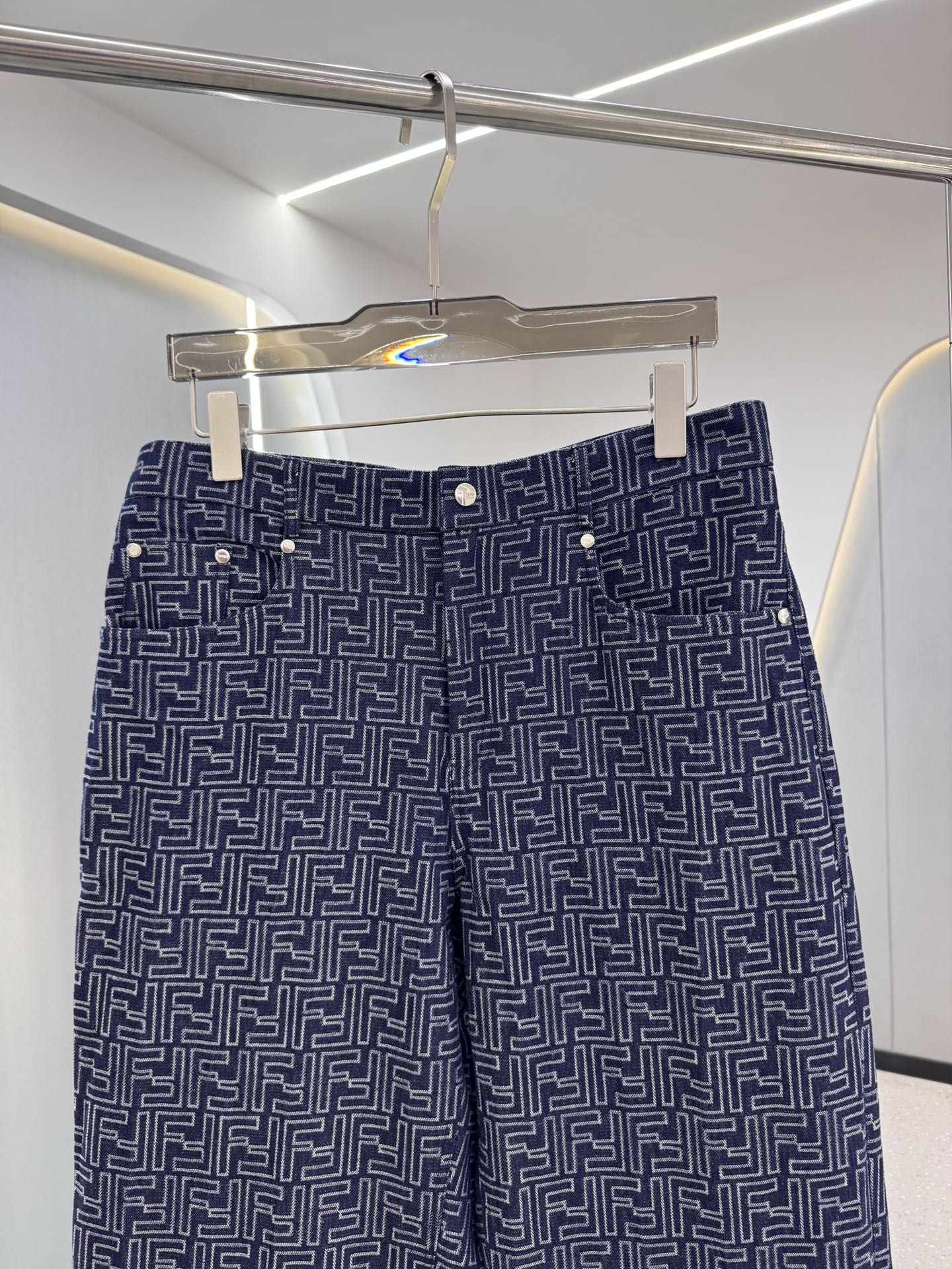 P270  25秋冬新款 Fendi芬迪闪电帆布休闲时尚，以其独特的设计理念和精湛的工艺，成为都市休闲风尚的新宠。采用高品质帆布面料，融合经典牛仔蓝，既保留了牛仔的复古韵味，又增添了帆布的耐用与透气特性。裤身巧妙融入闪电图案元素，为整体造型增添一抹前卫与不羁，彰显个性风采。版型宽松舒适，剪裁流畅，无论是搭配简约还是休闲，都能轻松驾驭，展现随性自然的休闲态度。无论是周末出游还是日常出行，这款闪电帆布休闲时尚都能让你成为街头最亮眼的风景线。它不仅仅是一条，更是一种自由、不羁生活态度的表达，让你在每一步行走中，都能感受到那份来自内心的力量与自信。
现货发售：蓝色48-56