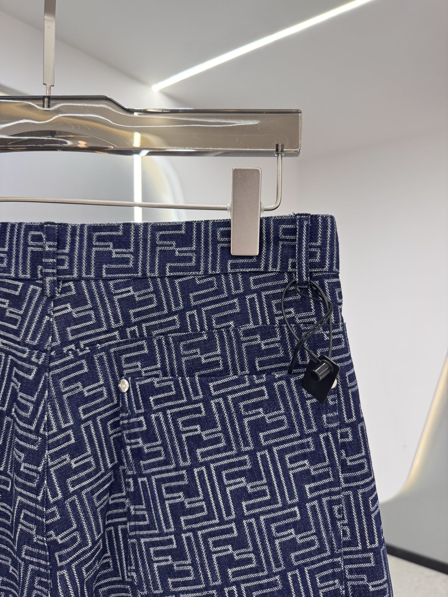 P270  25秋冬新款 Fendi芬迪闪电帆布休闲时尚，以其独特的设计理念和精湛的工艺，成为都市休闲风尚的新宠。采用高品质帆布面料，融合经典牛仔蓝，既保留了牛仔的复古韵味，又增添了帆布的耐用与透气特性。裤身巧妙融入闪电图案元素，为整体造型增添一抹前卫与不羁，彰显个性风采。版型宽松舒适，剪裁流畅，无论是搭配简约还是休闲，都能轻松驾驭，展现随性自然的休闲态度。无论是周末出游还是日常出行，这款闪电帆布休闲时尚都能让你成为街头最亮眼的风景线。它不仅仅是一条，更是一种自由、不羁生活态度的表达，让你在每一步行走中，都能感受到那份来自内心的力量与自信。
现货发售：蓝色48-56