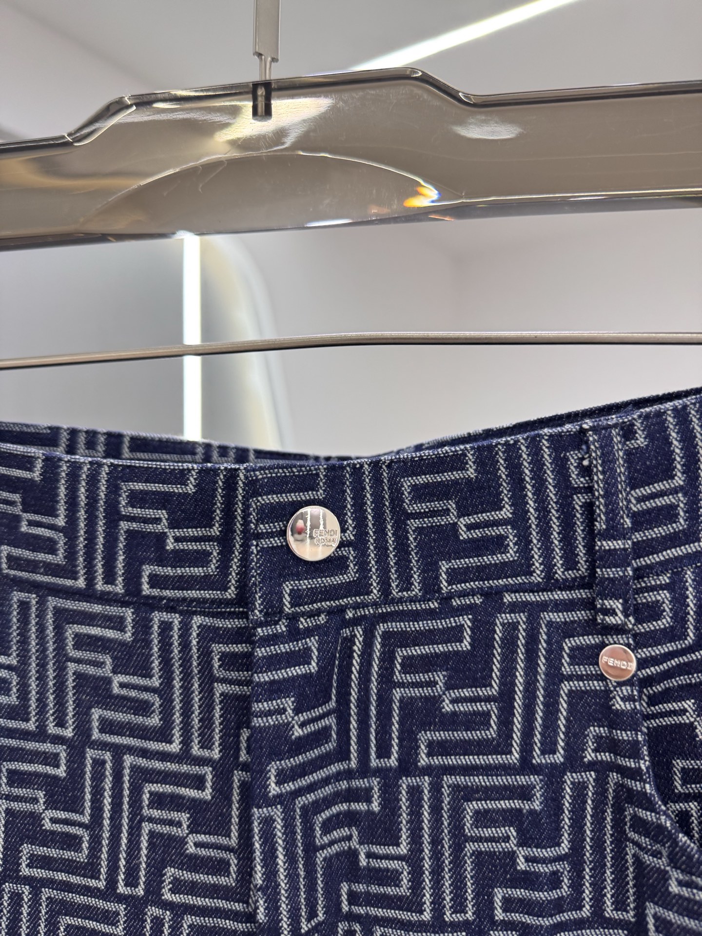 P270  25秋冬新款 Fendi芬迪闪电帆布休闲时尚，以其独特的设计理念和精湛的工艺，成为都市休闲风尚的新宠。采用高品质帆布面料，融合经典牛仔蓝，既保留了牛仔的复古韵味，又增添了帆布的耐用与透气特性。裤身巧妙融入闪电图案元素，为整体造型增添一抹前卫与不羁，彰显个性风采。版型宽松舒适，剪裁流畅，无论是搭配简约还是休闲，都能轻松驾驭，展现随性自然的休闲态度。无论是周末出游还是日常出行，这款闪电帆布休闲时尚都能让你成为街头最亮眼的风景线。它不仅仅是一条，更是一种自由、不羁生活态度的表达，让你在每一步行走中，都能感受到那份来自内心的力量与自信。
现货发售：蓝色48-56