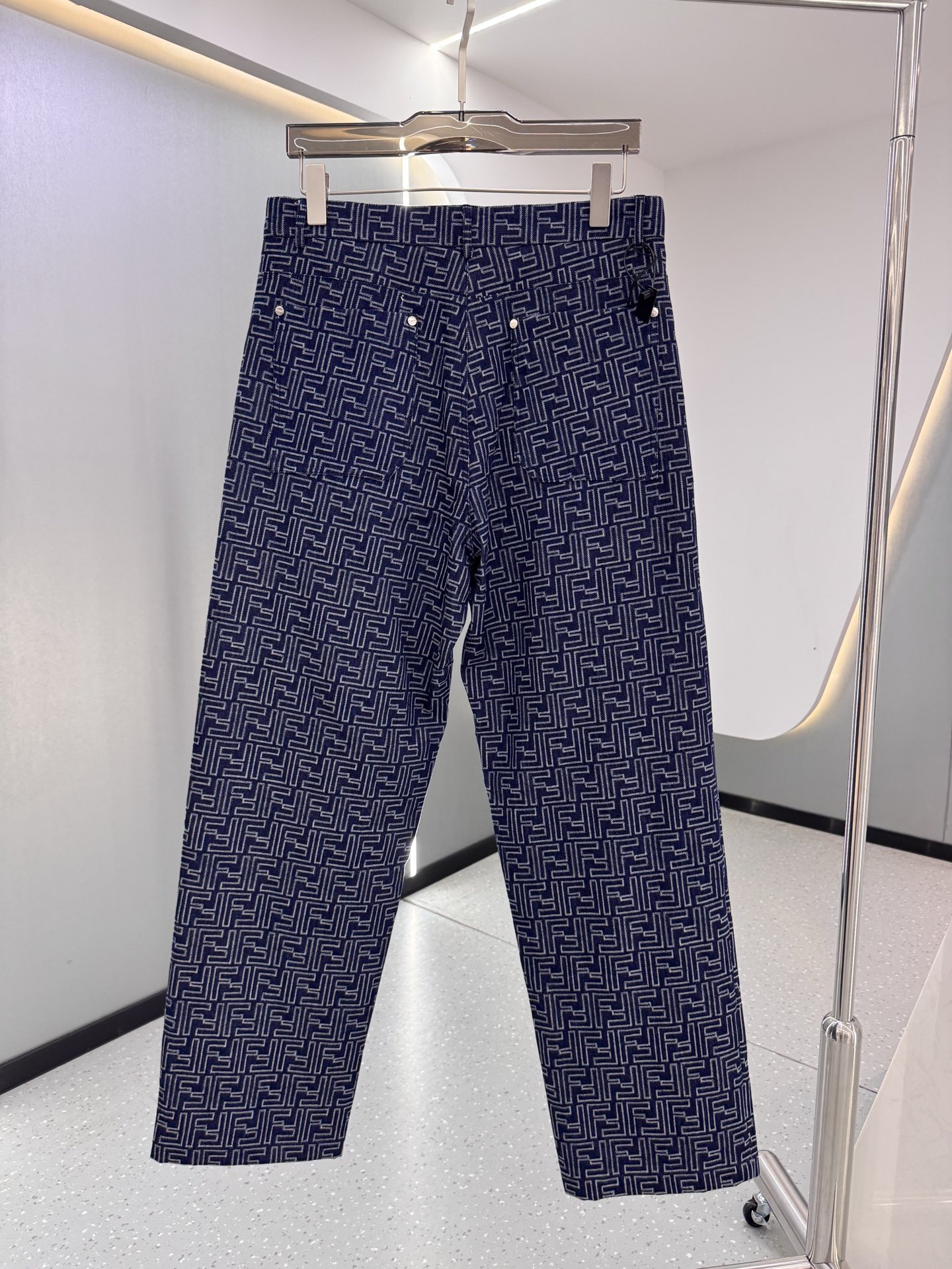 P270  25秋冬新款 Fendi芬迪闪电帆布休闲时尚，以其独特的设计理念和精湛的工艺，成为都市休闲风尚的新宠。采用高品质帆布面料，融合经典牛仔蓝，既保留了牛仔的复古韵味，又增添了帆布的耐用与透气特性。裤身巧妙融入闪电图案元素，为整体造型增添一抹前卫与不羁，彰显个性风采。版型宽松舒适，剪裁流畅，无论是搭配简约还是休闲，都能轻松驾驭，展现随性自然的休闲态度。无论是周末出游还是日常出行，这款闪电帆布休闲时尚都能让你成为街头最亮眼的风景线。它不仅仅是一条，更是一种自由、不羁生活态度的表达，让你在每一步行走中，都能感受到那份来自内心的力量与自信。
现货发售：蓝色48-56