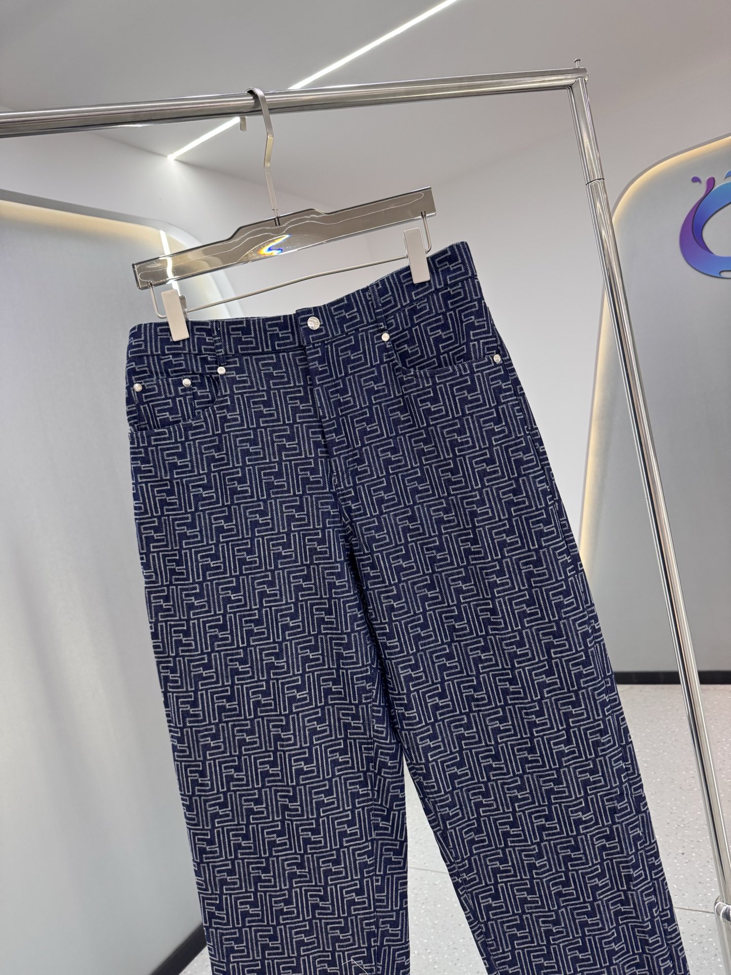 P270  25秋冬新款 Fendi芬迪闪电帆布休闲时尚，以其独特的设计理念和精湛的工艺，成为都市休闲风尚的新宠。采用高品质帆布面料，融合经典牛仔蓝，既保留了牛仔的复古韵味，又增添了帆布的耐用与透气特性。裤身巧妙融入闪电图案元素，为整体造型增添一抹前卫与不羁，彰显个性风采。版型宽松舒适，剪裁流畅，无论是搭配简约还是休闲，都能轻松驾驭，展现随性自然的休闲态度。无论是周末出游还是日常出行，这款闪电帆布休闲时尚都能让你成为街头最亮眼的风景线。它不仅仅是一条，更是一种自由、不羁生活态度的表达，让你在每一步行走中，都能感受到那份来自内心的力量与自信。
现货发售：蓝色48-56