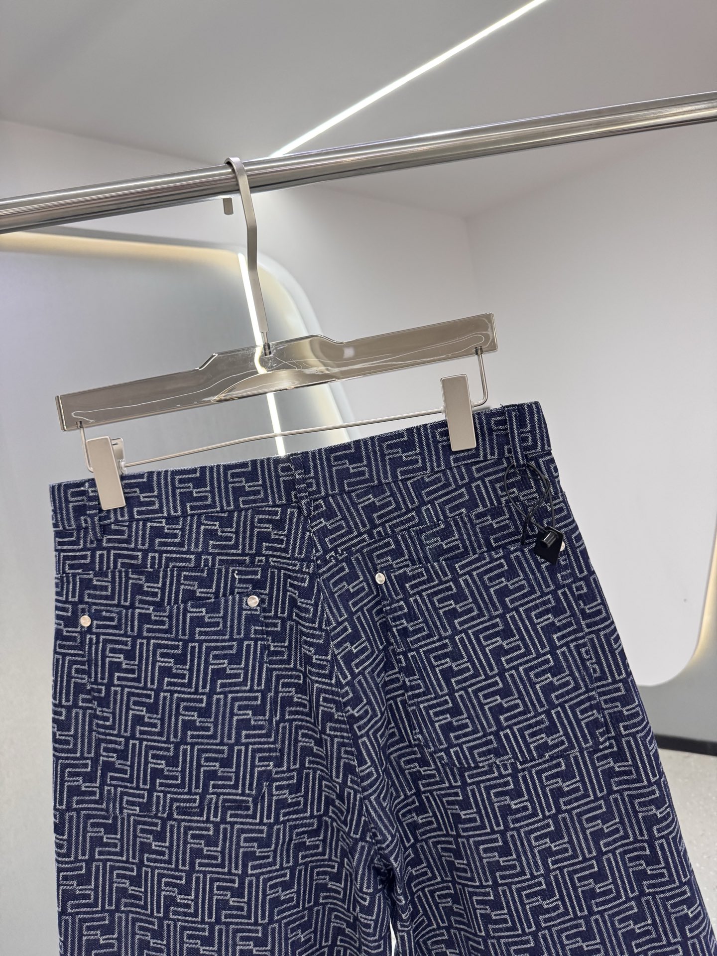 P270  25秋冬新款 Fendi芬迪闪电帆布休闲时尚，以其独特的设计理念和精湛的工艺，成为都市休闲风尚的新宠。采用高品质帆布面料，融合经典牛仔蓝，既保留了牛仔的复古韵味，又增添了帆布的耐用与透气特性。裤身巧妙融入闪电图案元素，为整体造型增添一抹前卫与不羁，彰显个性风采。版型宽松舒适，剪裁流畅，无论是搭配简约还是休闲，都能轻松驾驭，展现随性自然的休闲态度。无论是周末出游还是日常出行，这款闪电帆布休闲时尚都能让你成为街头最亮眼的风景线。它不仅仅是一条，更是一种自由、不羁生活态度的表达，让你在每一步行走中，都能感受到那份来自内心的力量与自信。
现货发售：蓝色48-56