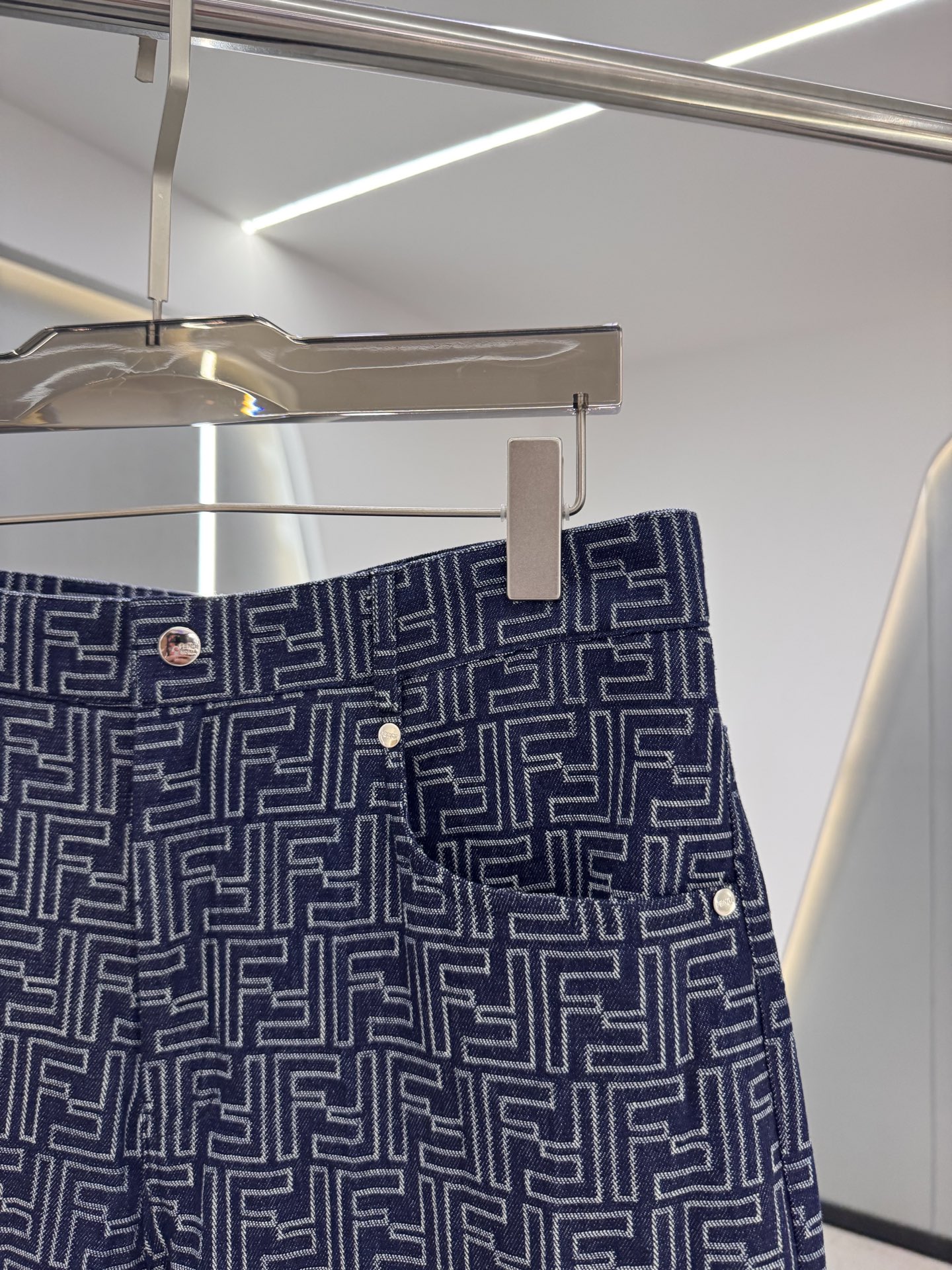 P270  25秋冬新款 Fendi芬迪闪电帆布休闲时尚，以其独特的设计理念和精湛的工艺，成为都市休闲风尚的新宠。采用高品质帆布面料，融合经典牛仔蓝，既保留了牛仔的复古韵味，又增添了帆布的耐用与透气特性。裤身巧妙融入闪电图案元素，为整体造型增添一抹前卫与不羁，彰显个性风采。版型宽松舒适，剪裁流畅，无论是搭配简约还是休闲，都能轻松驾驭，展现随性自然的休闲态度。无论是周末出游还是日常出行，这款闪电帆布休闲时尚都能让你成为街头最亮眼的风景线。它不仅仅是一条，更是一种自由、不羁生活态度的表达，让你在每一步行走中，都能感受到那份来自内心的力量与自信。
现货发售：蓝色48-56