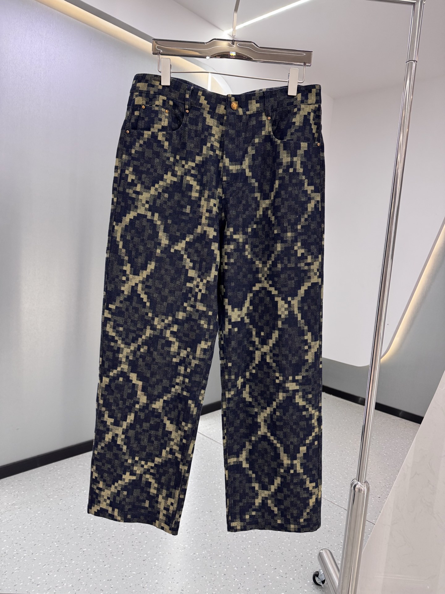 P270  25秋冬新款 LV老花帆布休闲时尚，融合了复古与现代的独特韵味，成为潮流达人的新宠。其特色在于经典的老花图案，以细腻的帆布材质呈现，不仅增添了几分文艺气息，更彰显穿着者的不凡品味。采用直筒剪裁，既修饰腿型又保证了穿着的舒适度，无论是搭配简约还是时尚，都能轻松驾驭多种风格。面料经过特殊工艺处理，既保留了牛仔的挺括感，又提升了透气性和耐磨性，即便是长时间穿着也能保持舒适体验。细节之处，如精致的缝线、牢固的五金配件，无不展现出匠人的精湛工艺。这款老花帆布休闲，不仅是一件服饰，更是展现个性与时尚态度的完美载体。
码数：老花色48-56