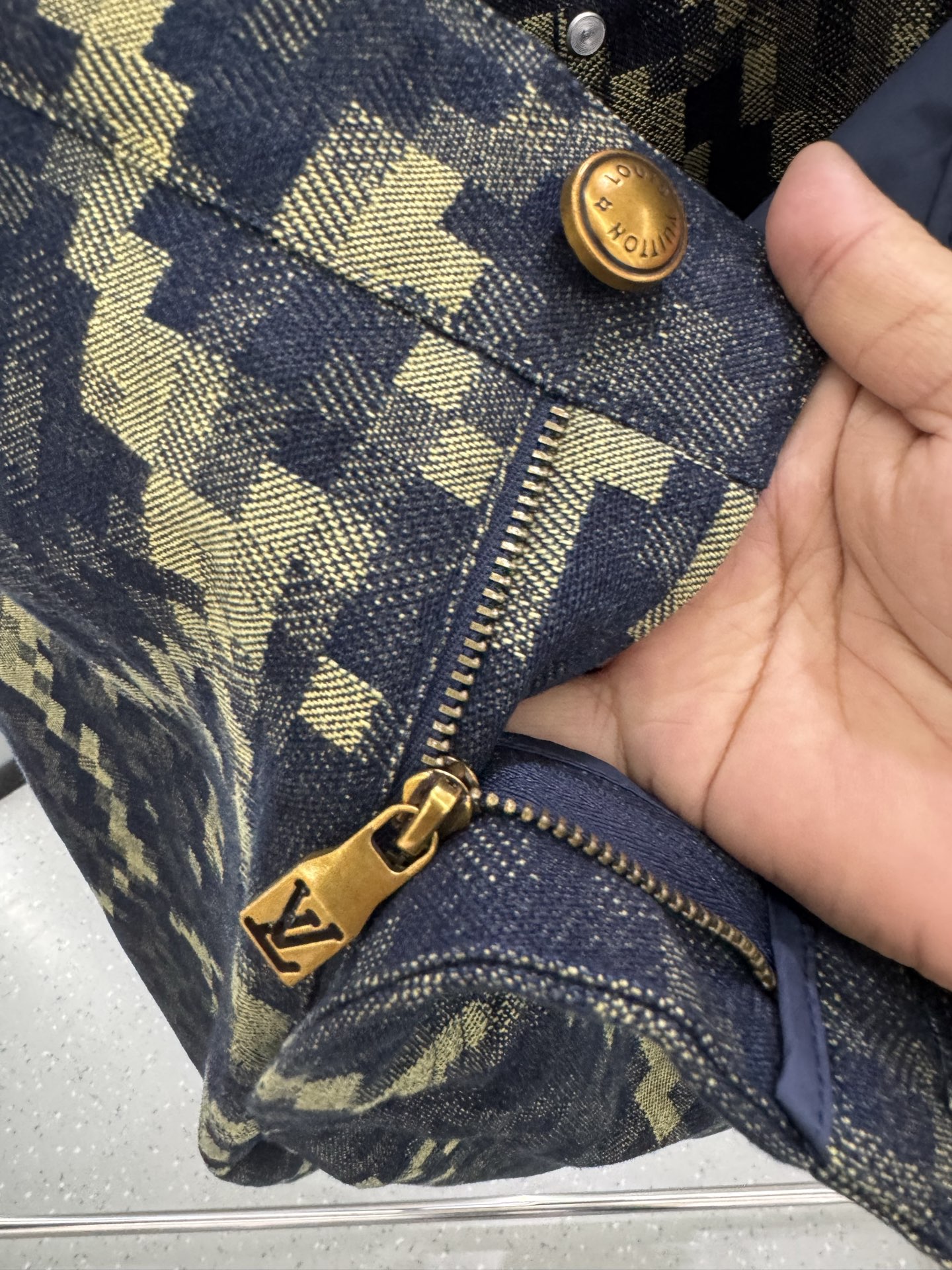 P270  25秋冬新款 LV老花帆布休闲时尚，融合了复古与现代的独特韵味，成为潮流达人的新宠。其特色在于经典的老花图案，以细腻的帆布材质呈现，不仅增添了几分文艺气息，更彰显穿着者的不凡品味。采用直筒剪裁，既修饰腿型又保证了穿着的舒适度，无论是搭配简约还是时尚，都能轻松驾驭多种风格。面料经过特殊工艺处理，既保留了牛仔的挺括感，又提升了透气性和耐磨性，即便是长时间穿着也能保持舒适体验。细节之处，如精致的缝线、牢固的五金配件，无不展现出匠人的精湛工艺。这款老花帆布休闲，不仅是一件服饰，更是展现个性与时尚态度的完美载体。
码数：老花色48-56