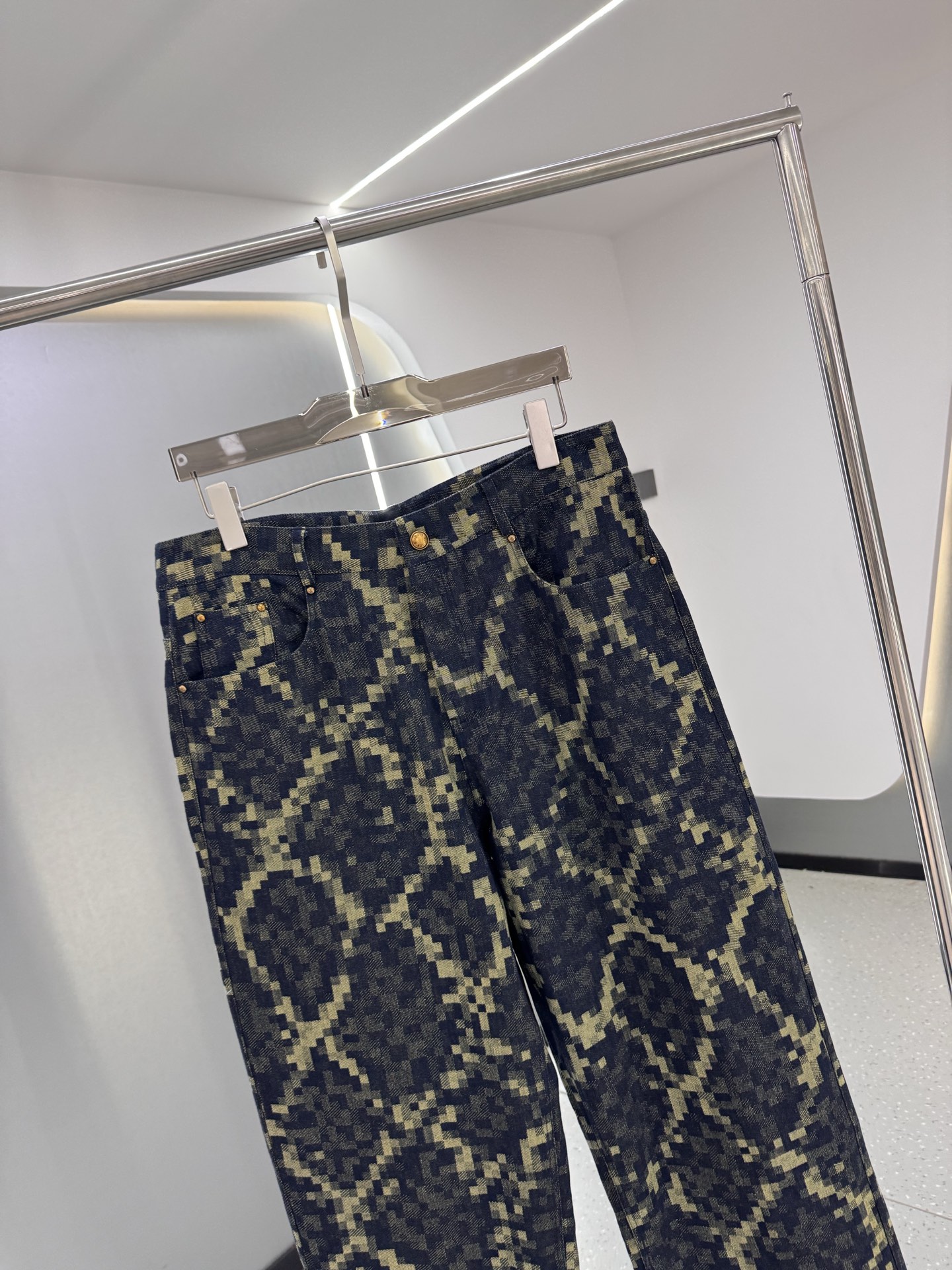 P270  25秋冬新款 LV老花帆布休闲时尚，融合了复古与现代的独特韵味，成为潮流达人的新宠。其特色在于经典的老花图案，以细腻的帆布材质呈现，不仅增添了几分文艺气息，更彰显穿着者的不凡品味。采用直筒剪裁，既修饰腿型又保证了穿着的舒适度，无论是搭配简约还是时尚，都能轻松驾驭多种风格。面料经过特殊工艺处理，既保留了牛仔的挺括感，又提升了透气性和耐磨性，即便是长时间穿着也能保持舒适体验。细节之处，如精致的缝线、牢固的五金配件，无不展现出匠人的精湛工艺。这款老花帆布休闲，不仅是一件服饰，更是展现个性与时尚态度的完美载体。
码数：老花色48-56