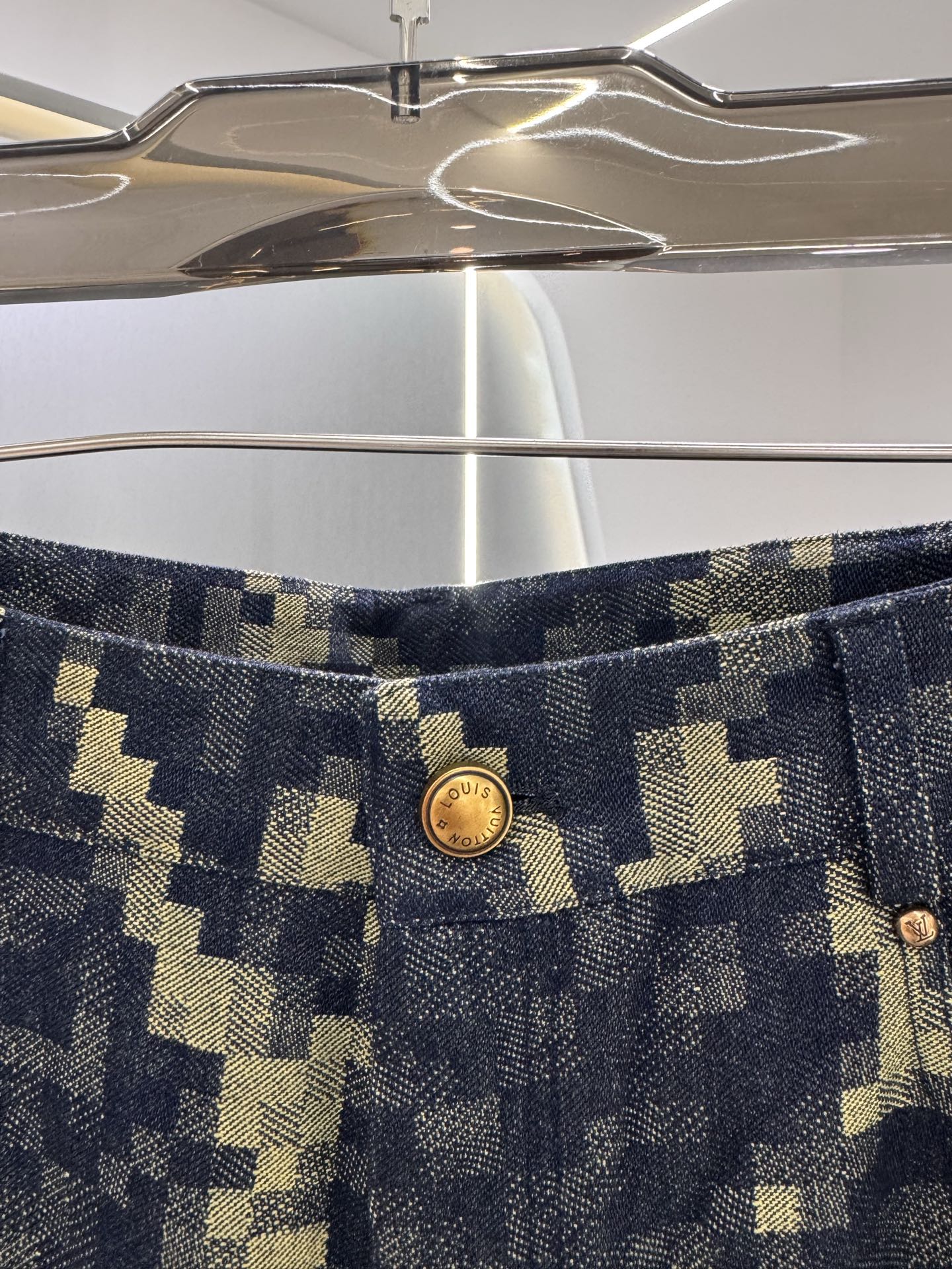 P270  25秋冬新款 LV老花帆布休闲时尚，融合了复古与现代的独特韵味，成为潮流达人的新宠。其特色在于经典的老花图案，以细腻的帆布材质呈现，不仅增添了几分文艺气息，更彰显穿着者的不凡品味。采用直筒剪裁，既修饰腿型又保证了穿着的舒适度，无论是搭配简约还是时尚，都能轻松驾驭多种风格。面料经过特殊工艺处理，既保留了牛仔的挺括感，又提升了透气性和耐磨性，即便是长时间穿着也能保持舒适体验。细节之处，如精致的缝线、牢固的五金配件，无不展现出匠人的精湛工艺。这款老花帆布休闲，不仅是一件服饰，更是展现个性与时尚态度的完美载体。
码数：老花色48-56