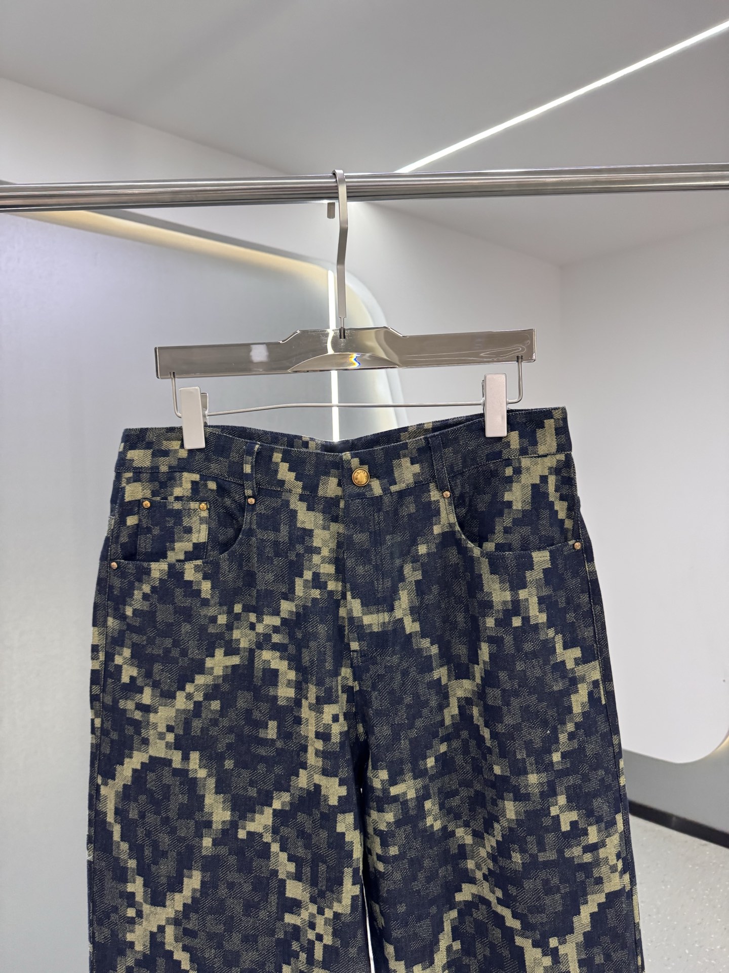 P270  25秋冬新款 LV老花帆布休闲时尚，融合了复古与现代的独特韵味，成为潮流达人的新宠。其特色在于经典的老花图案，以细腻的帆布材质呈现，不仅增添了几分文艺气息，更彰显穿着者的不凡品味。采用直筒剪裁，既修饰腿型又保证了穿着的舒适度，无论是搭配简约还是时尚，都能轻松驾驭多种风格。面料经过特殊工艺处理，既保留了牛仔的挺括感，又提升了透气性和耐磨性，即便是长时间穿着也能保持舒适体验。细节之处，如精致的缝线、牢固的五金配件，无不展现出匠人的精湛工艺。这款老花帆布休闲，不仅是一件服饰，更是展现个性与时尚态度的完美载体。
码数：老花色48-56