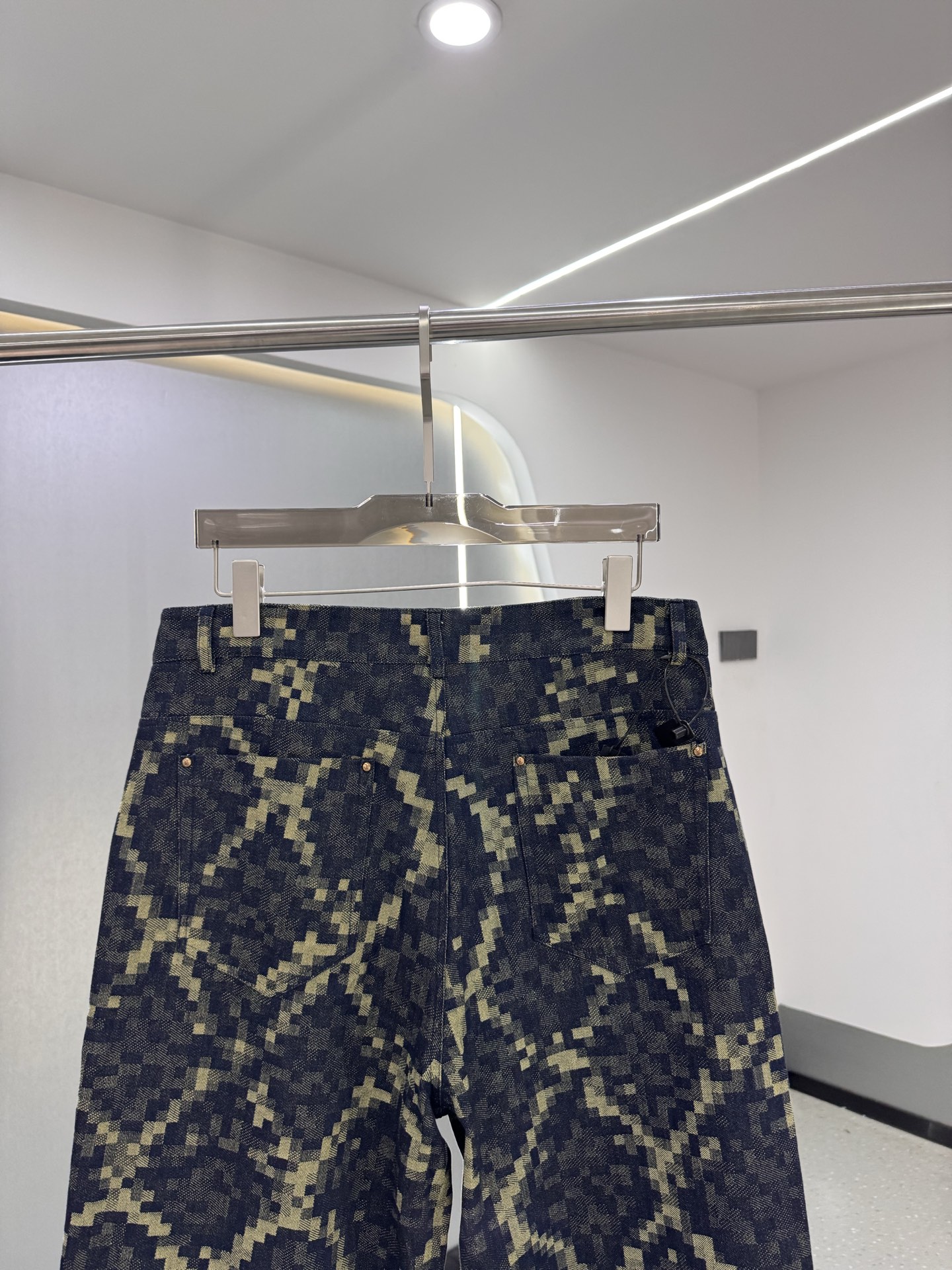 P270  25秋冬新款 LV老花帆布休闲时尚，融合了复古与现代的独特韵味，成为潮流达人的新宠。其特色在于经典的老花图案，以细腻的帆布材质呈现，不仅增添了几分文艺气息，更彰显穿着者的不凡品味。采用直筒剪裁，既修饰腿型又保证了穿着的舒适度，无论是搭配简约还是时尚，都能轻松驾驭多种风格。面料经过特殊工艺处理，既保留了牛仔的挺括感，又提升了透气性和耐磨性，即便是长时间穿着也能保持舒适体验。细节之处，如精致的缝线、牢固的五金配件，无不展现出匠人的精湛工艺。这款老花帆布休闲，不仅是一件服饰，更是展现个性与时尚态度的完美载体。
码数：老花色48-56