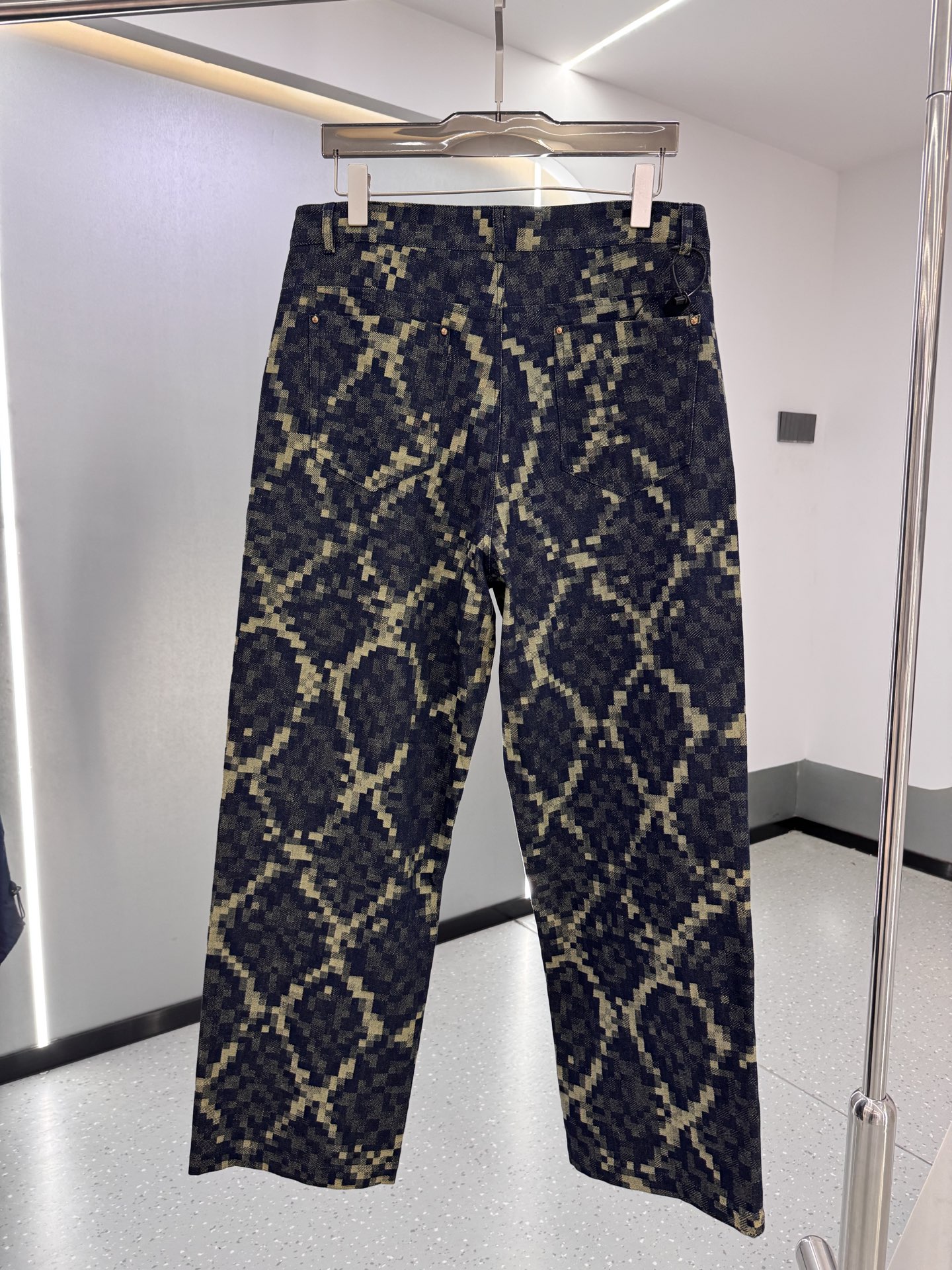 P270  25秋冬新款 LV老花帆布休闲时尚，融合了复古与现代的独特韵味，成为潮流达人的新宠。其特色在于经典的老花图案，以细腻的帆布材质呈现，不仅增添了几分文艺气息，更彰显穿着者的不凡品味。采用直筒剪裁，既修饰腿型又保证了穿着的舒适度，无论是搭配简约还是时尚，都能轻松驾驭多种风格。面料经过特殊工艺处理，既保留了牛仔的挺括感，又提升了透气性和耐磨性，即便是长时间穿着也能保持舒适体验。细节之处，如精致的缝线、牢固的五金配件，无不展现出匠人的精湛工艺。这款老花帆布休闲，不仅是一件服饰，更是展现个性与时尚态度的完美载体。
码数：老花色48-56