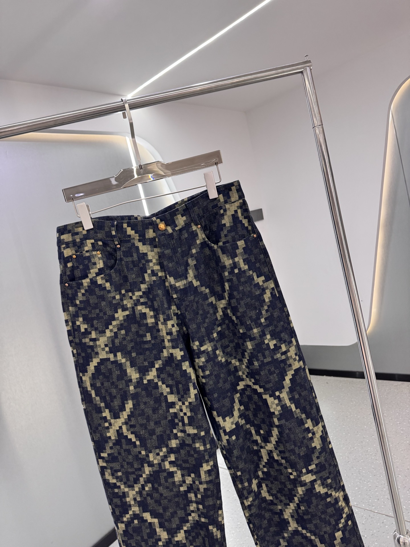 P270  25秋冬新款 LV老花帆布休闲时尚，融合了复古与现代的独特韵味，成为潮流达人的新宠。其特色在于经典的老花图案，以细腻的帆布材质呈现，不仅增添了几分文艺气息，更彰显穿着者的不凡品味。采用直筒剪裁，既修饰腿型又保证了穿着的舒适度，无论是搭配简约还是时尚，都能轻松驾驭多种风格。面料经过特殊工艺处理，既保留了牛仔的挺括感，又提升了透气性和耐磨性，即便是长时间穿着也能保持舒适体验。细节之处，如精致的缝线、牢固的五金配件，无不展现出匠人的精湛工艺。这款老花帆布休闲，不仅是一件服饰，更是展现个性与时尚态度的完美载体。
码数：老花色48-56