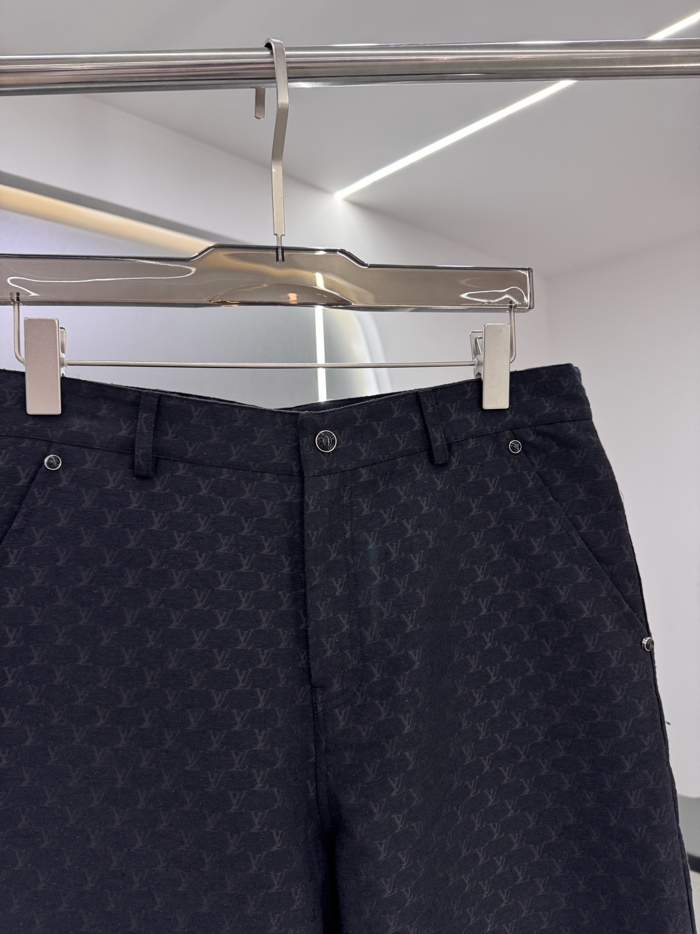 P270  25秋冬新款 LV老花帆布休闲时尚，融合了复古与现代的独特韵味，成为潮流达人的新宠。其特色在于经典的老花图案，以细腻的帆布材质呈现，不仅增添了几分文艺气息，更彰显穿着者的不凡品味。采用直筒剪裁，既修饰腿型又保证了穿着的舒适度，无论是搭配简约还是时尚，都能轻松驾驭多种风格。面料经过特殊工艺处理，既保留了牛仔的挺括感，又提升了透气性和耐磨性，即便是长时间穿着也能保持舒适体验。细节之处，如精致的缝线、牢固的五金配件，无不展现出匠人的精湛工艺。这款老花帆布休闲，不仅是一件服饰，更是展现个性与时尚态度的完美载体。
码数：老花色48-56