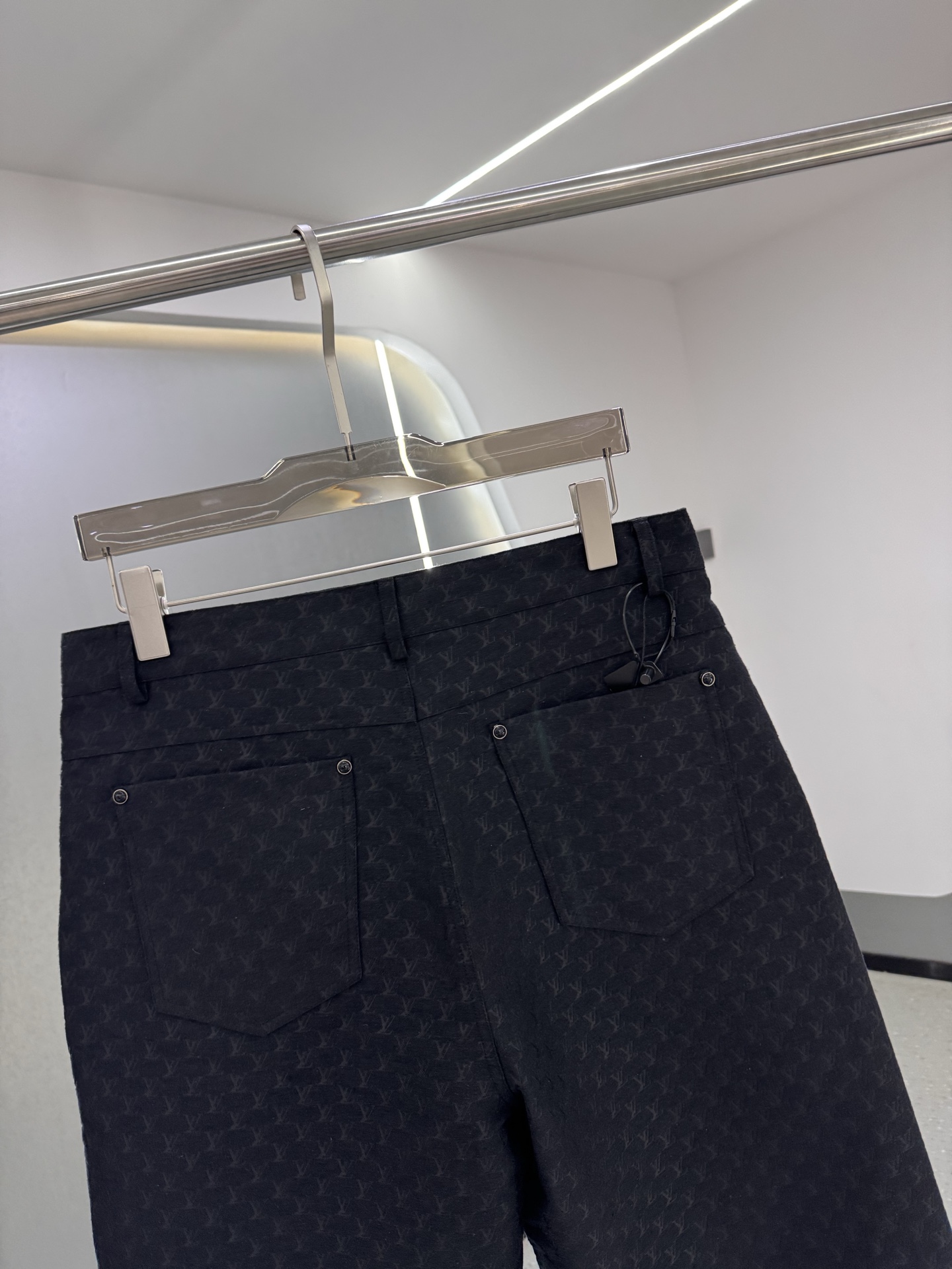 P270  25秋冬新款 LV老花帆布休闲时尚，融合了复古与现代的独特韵味，成为潮流达人的新宠。其特色在于经典的老花图案，以细腻的帆布材质呈现，不仅增添了几分文艺气息，更彰显穿着者的不凡品味。采用直筒剪裁，既修饰腿型又保证了穿着的舒适度，无论是搭配简约还是时尚，都能轻松驾驭多种风格。面料经过特殊工艺处理，既保留了牛仔的挺括感，又提升了透气性和耐磨性，即便是长时间穿着也能保持舒适体验。细节之处，如精致的缝线、牢固的五金配件，无不展现出匠人的精湛工艺。这款老花帆布休闲，不仅是一件服饰，更是展现个性与时尚态度的完美载体。
码数：老花色48-56