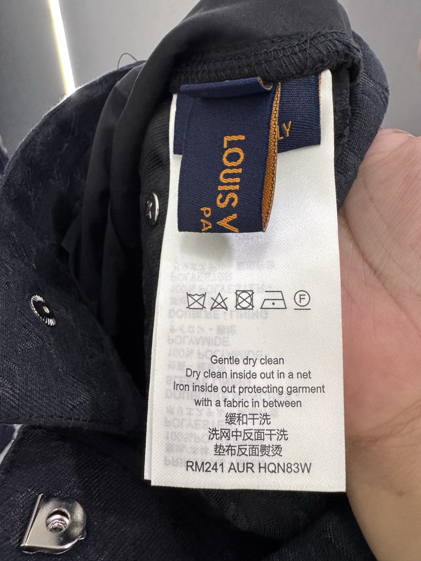 P270  25秋冬新款 LV老花帆布休闲时尚，融合了复古与现代的独特韵味，成为潮流达人的新宠。其特色在于经典的老花图案，以细腻的帆布材质呈现，不仅增添了几分文艺气息，更彰显穿着者的不凡品味。采用直筒剪裁，既修饰腿型又保证了穿着的舒适度，无论是搭配简约还是时尚，都能轻松驾驭多种风格。面料经过特殊工艺处理，既保留了牛仔的挺括感，又提升了透气性和耐磨性，即便是长时间穿着也能保持舒适体验。细节之处，如精致的缝线、牢固的五金配件，无不展现出匠人的精湛工艺。这款老花帆布休闲，不仅是一件服饰，更是展现个性与时尚态度的完美载体。
码数：老花色48-56